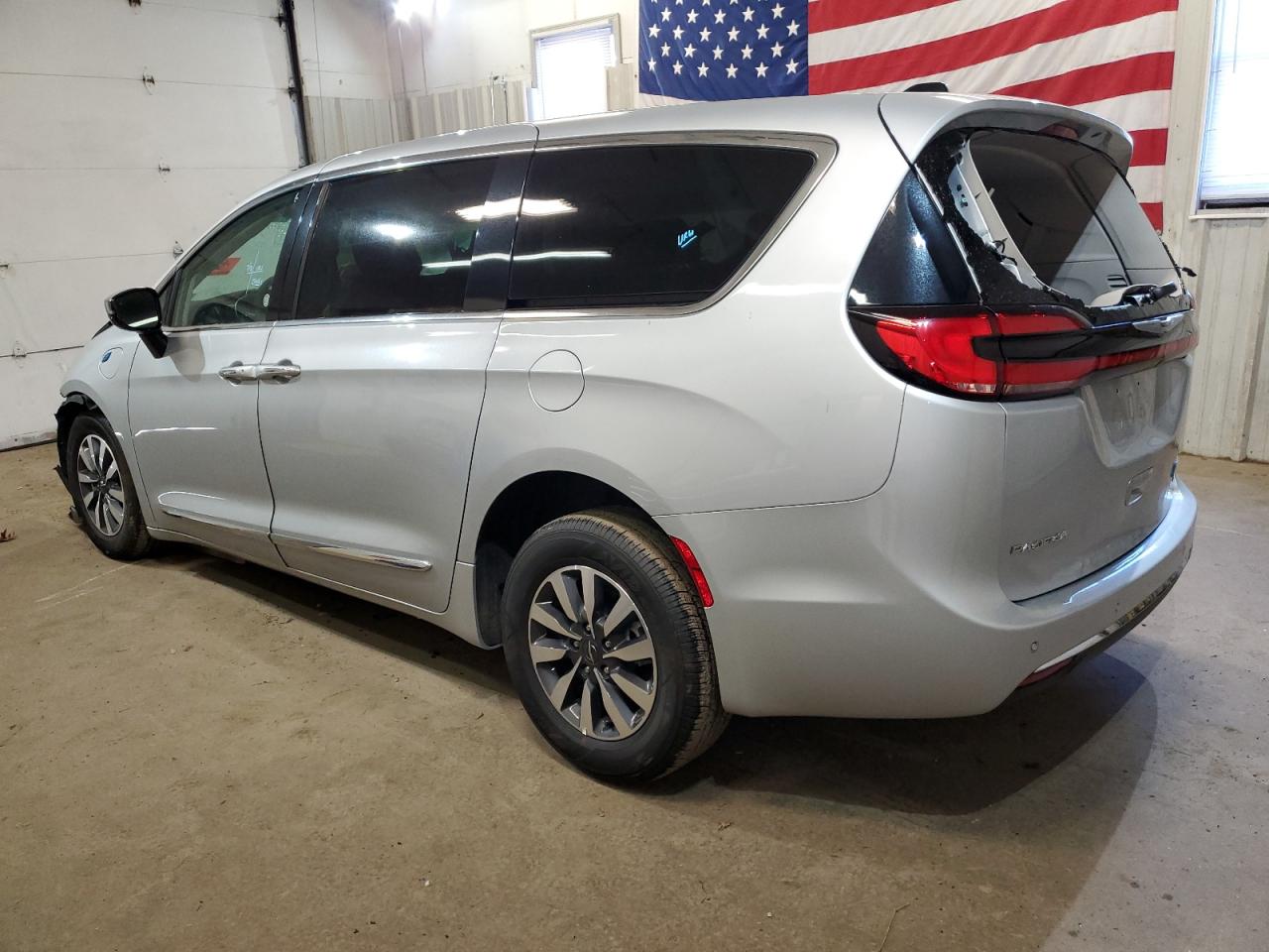 2023 CHRYSLER PACIFICA H — VIN 2C4RC1S76PR565285 — photo 2