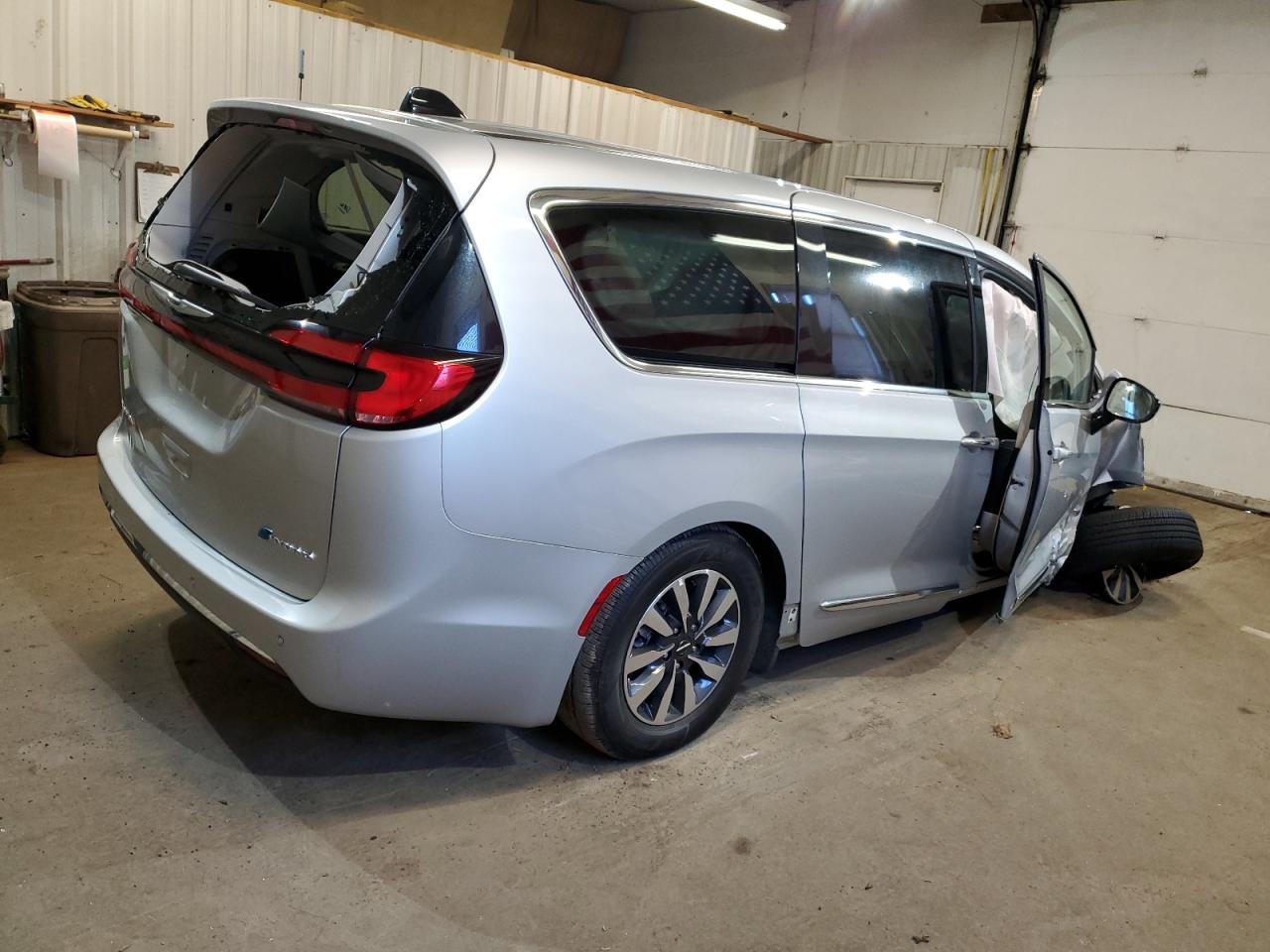 2023 CHRYSLER PACIFICA H — VIN 2C4RC1S76PR565285 — photo 3
