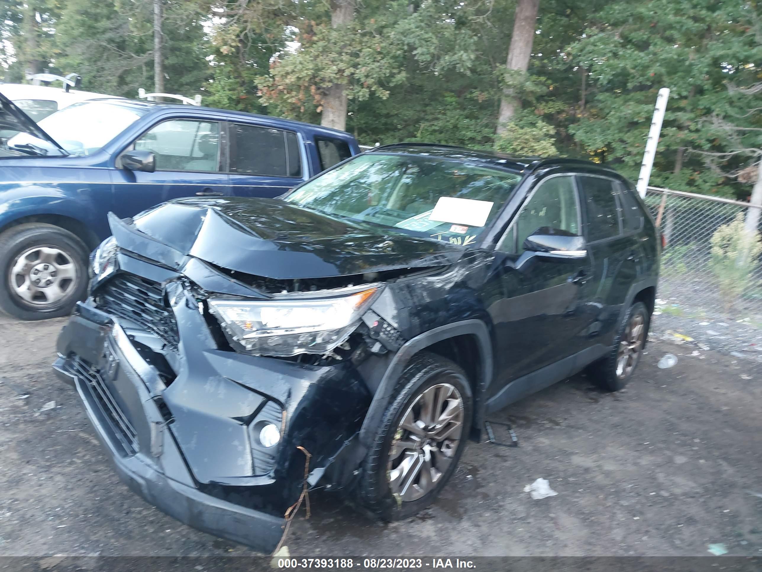2020 TOYOTA RAV4 — VIN JTMA1RFV3LD058545 — photo 2