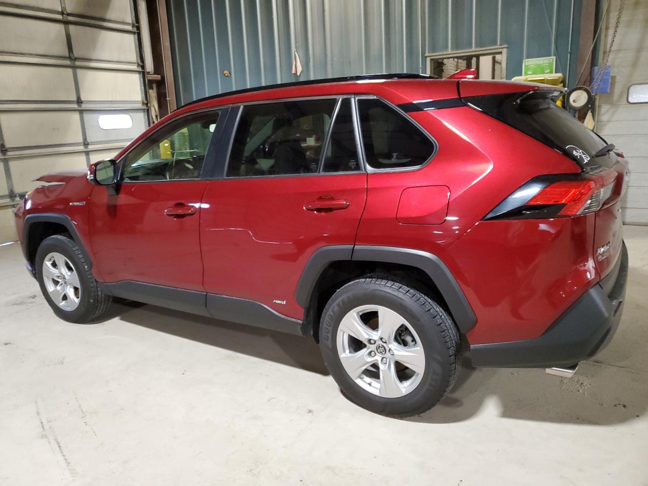 2019 TOYOTA RAV4 XLE — VIN JTMRWRFVXKJ018810 — photo 2