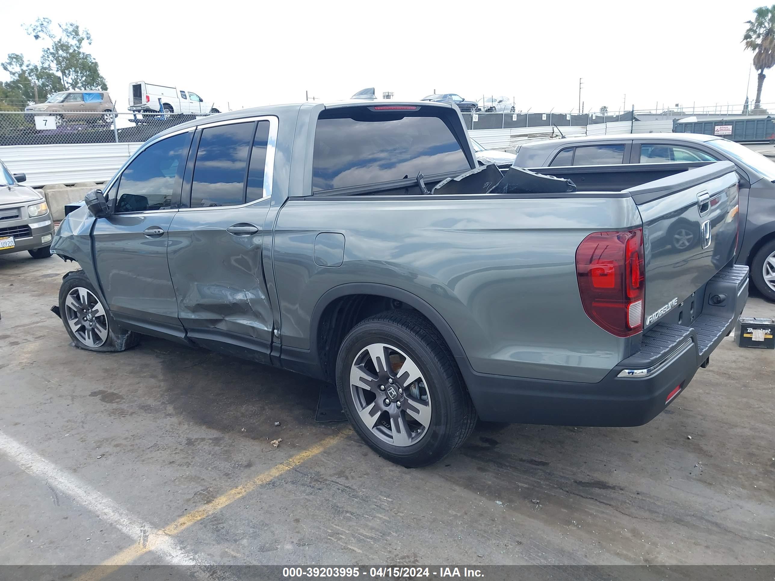 2017 HONDA RIDGELINE — VIN 5FPYK2F63HB001488 — photo 3