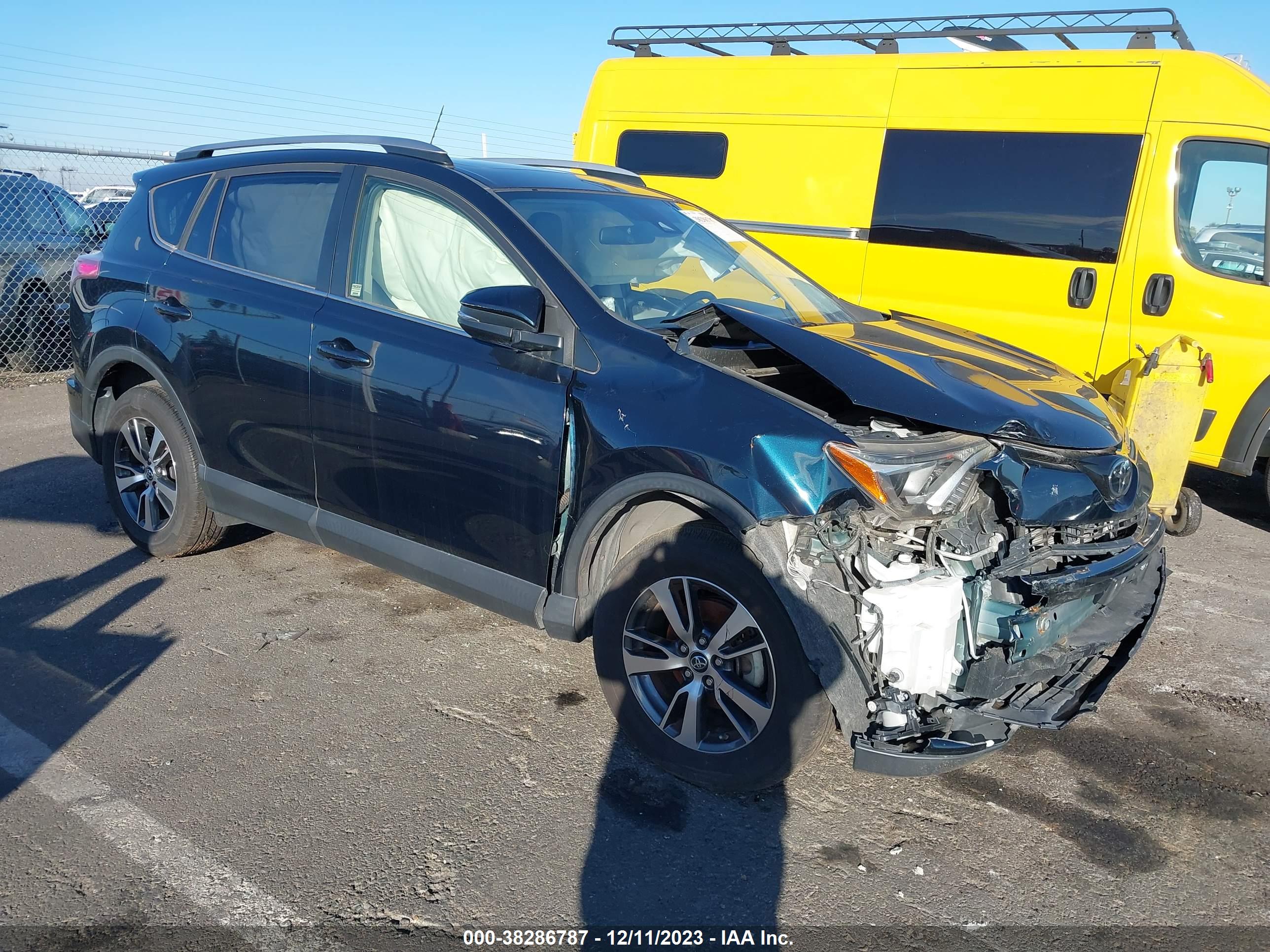 2018 TOYOTA RAV4 — VIN JTMRFREVXJJ239646 — photo 1 of 15