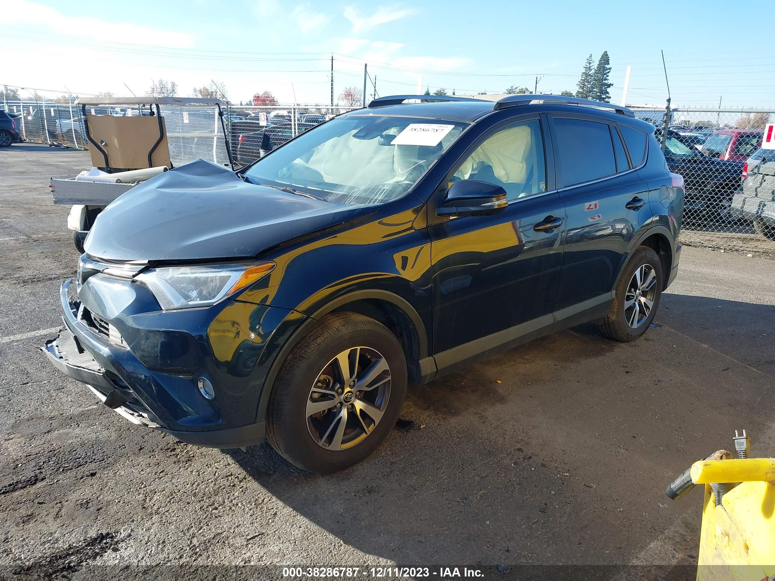 2018 TOYOTA RAV4 — VIN JTMRFREVXJJ239646 — photo 2