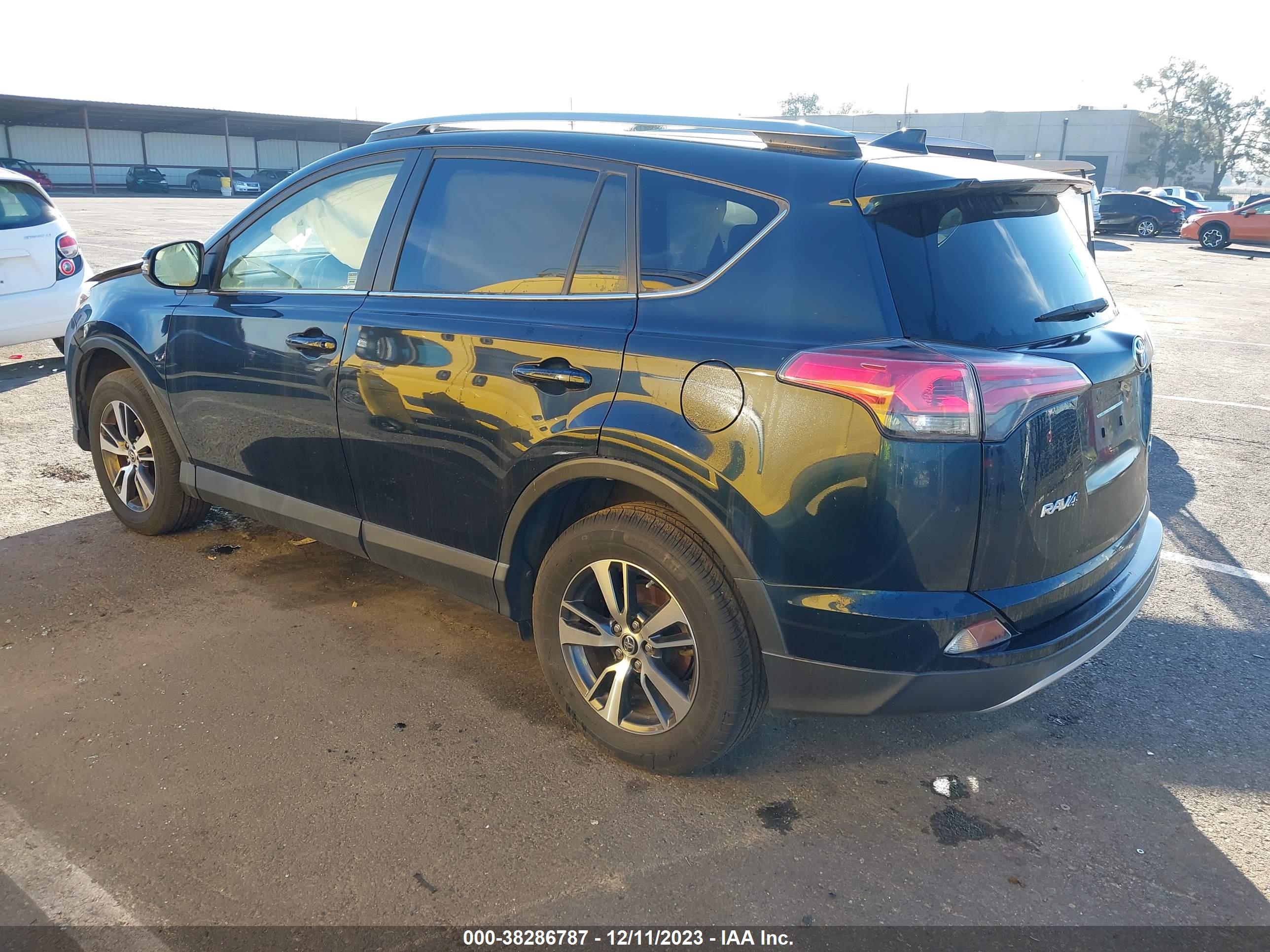 2018 TOYOTA RAV4 — VIN JTMRFREVXJJ239646 — photo 3