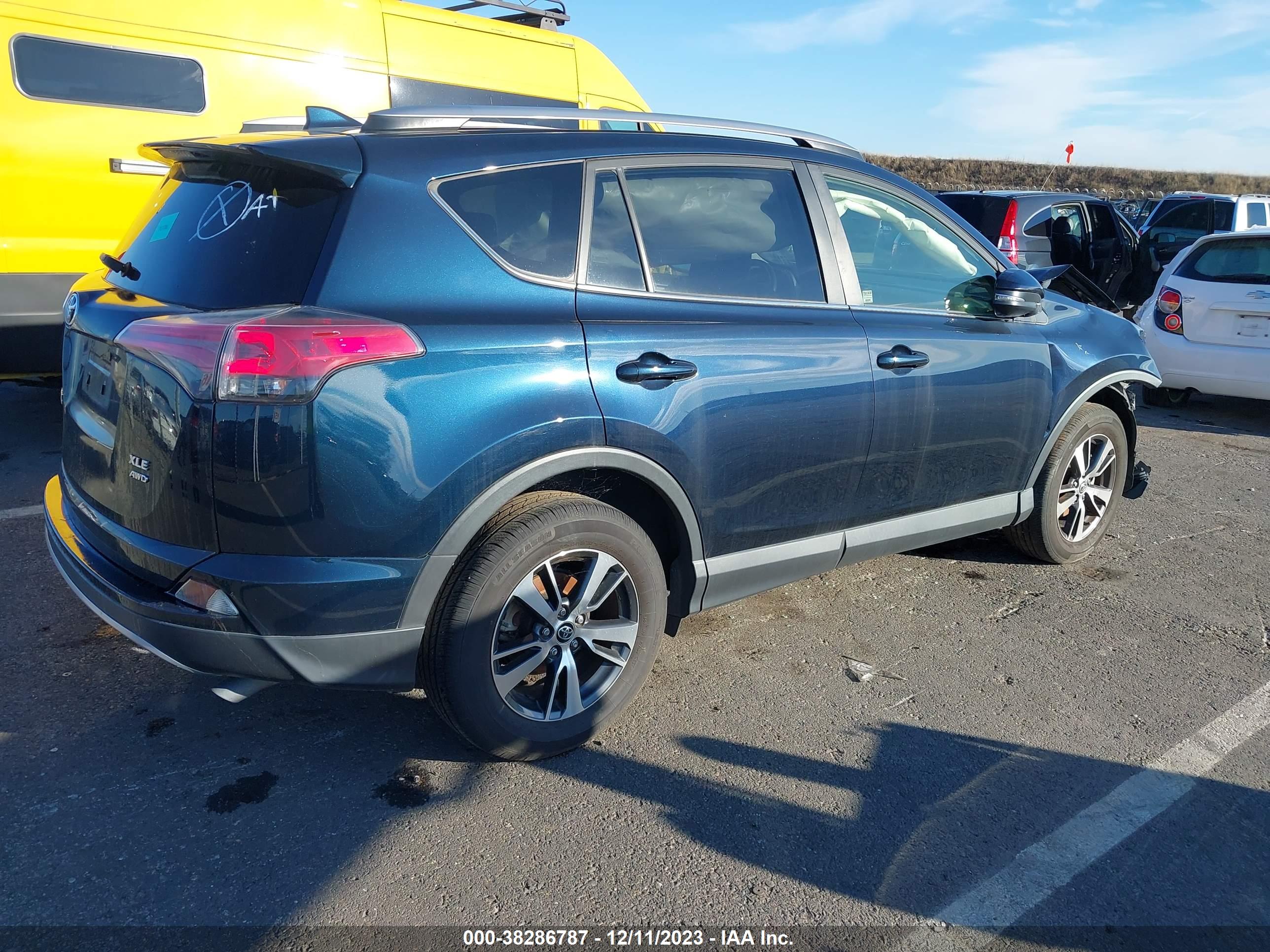 2018 TOYOTA RAV4 — VIN JTMRFREVXJJ239646 — photo 4