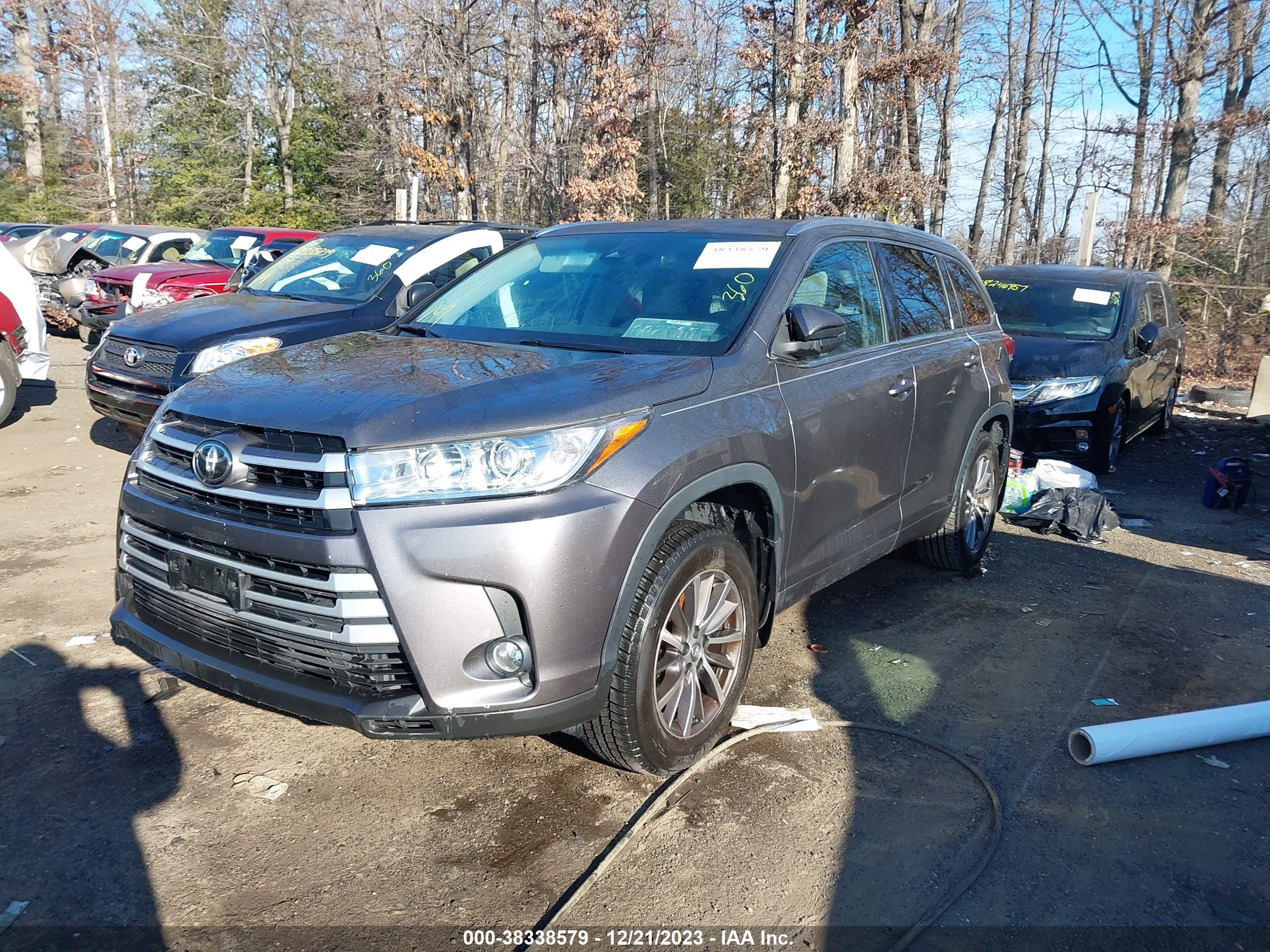 2018 TOYOTA HIGHLANDER — VIN 5TDJZRFH6JS528085 — photo 2