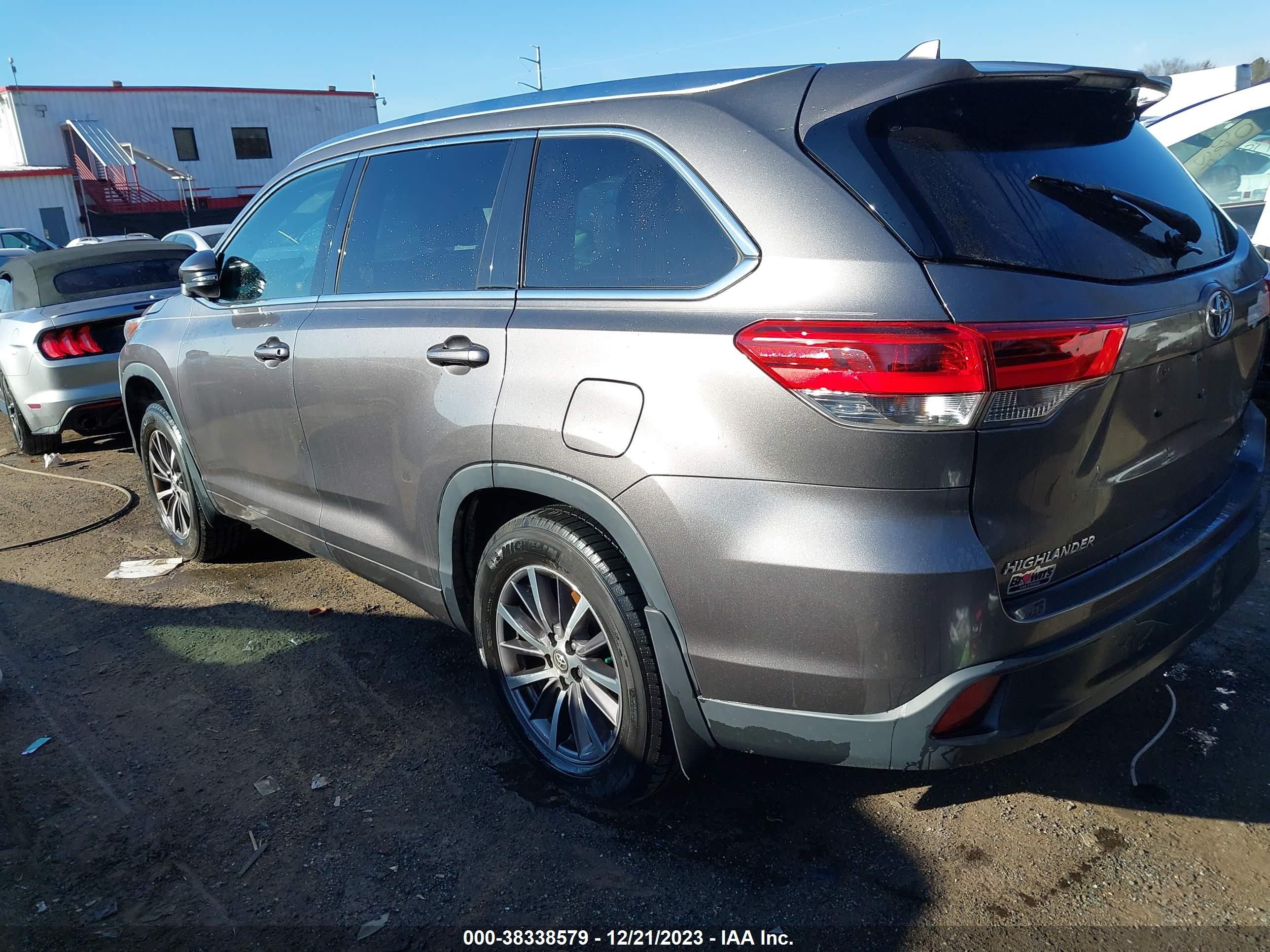 2018 TOYOTA HIGHLANDER — VIN 5TDJZRFH6JS528085 — photo 3