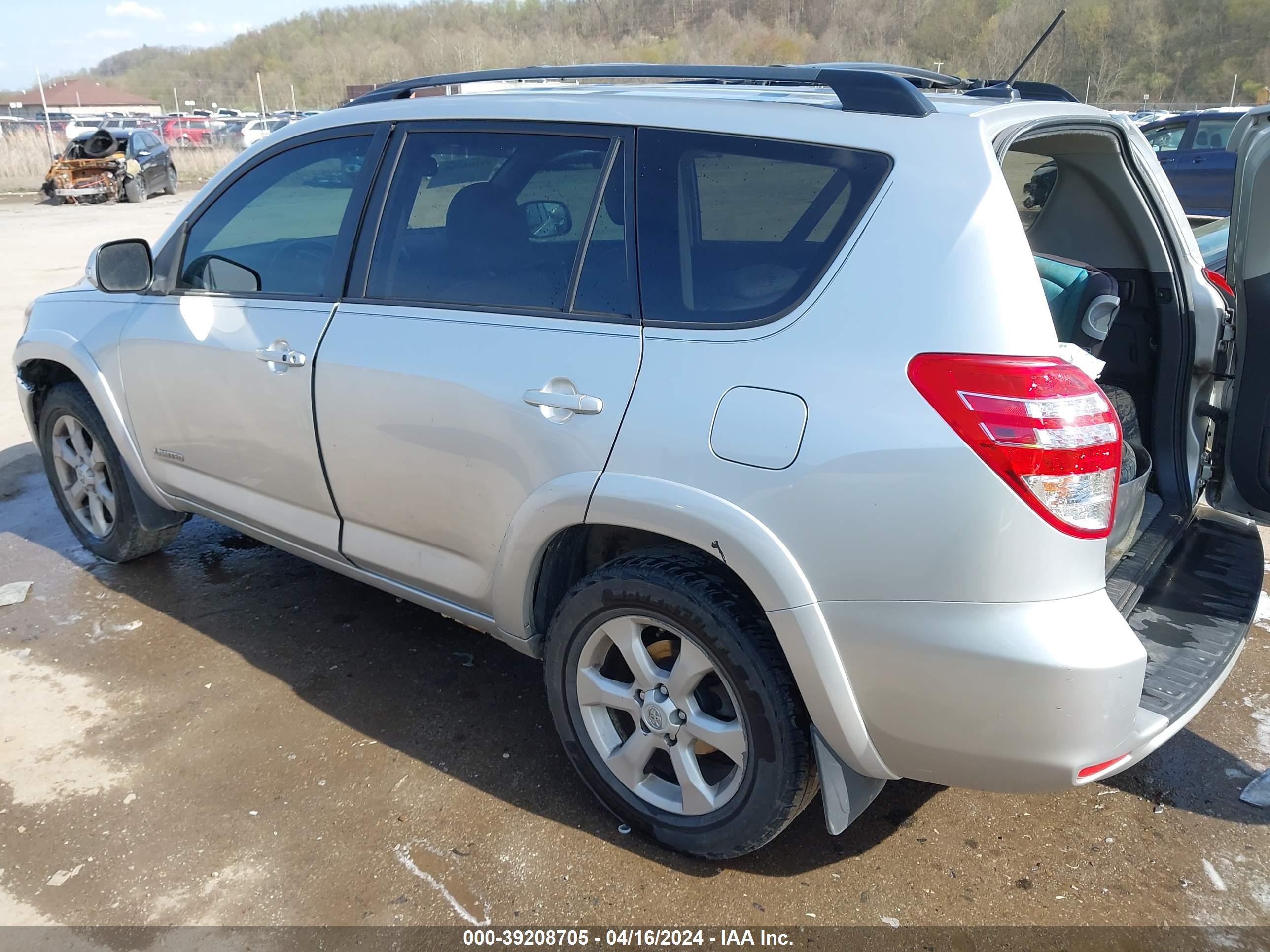 2011 TOYOTA RAV4 — VIN 2T3DF4DVXBW095064 — photo 3