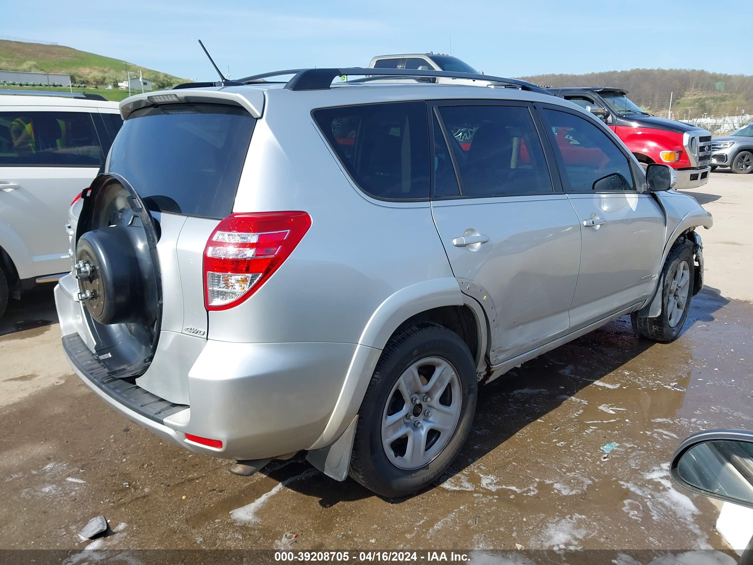 2011 TOYOTA RAV4 — VIN 2T3DF4DVXBW095064 — photo 4