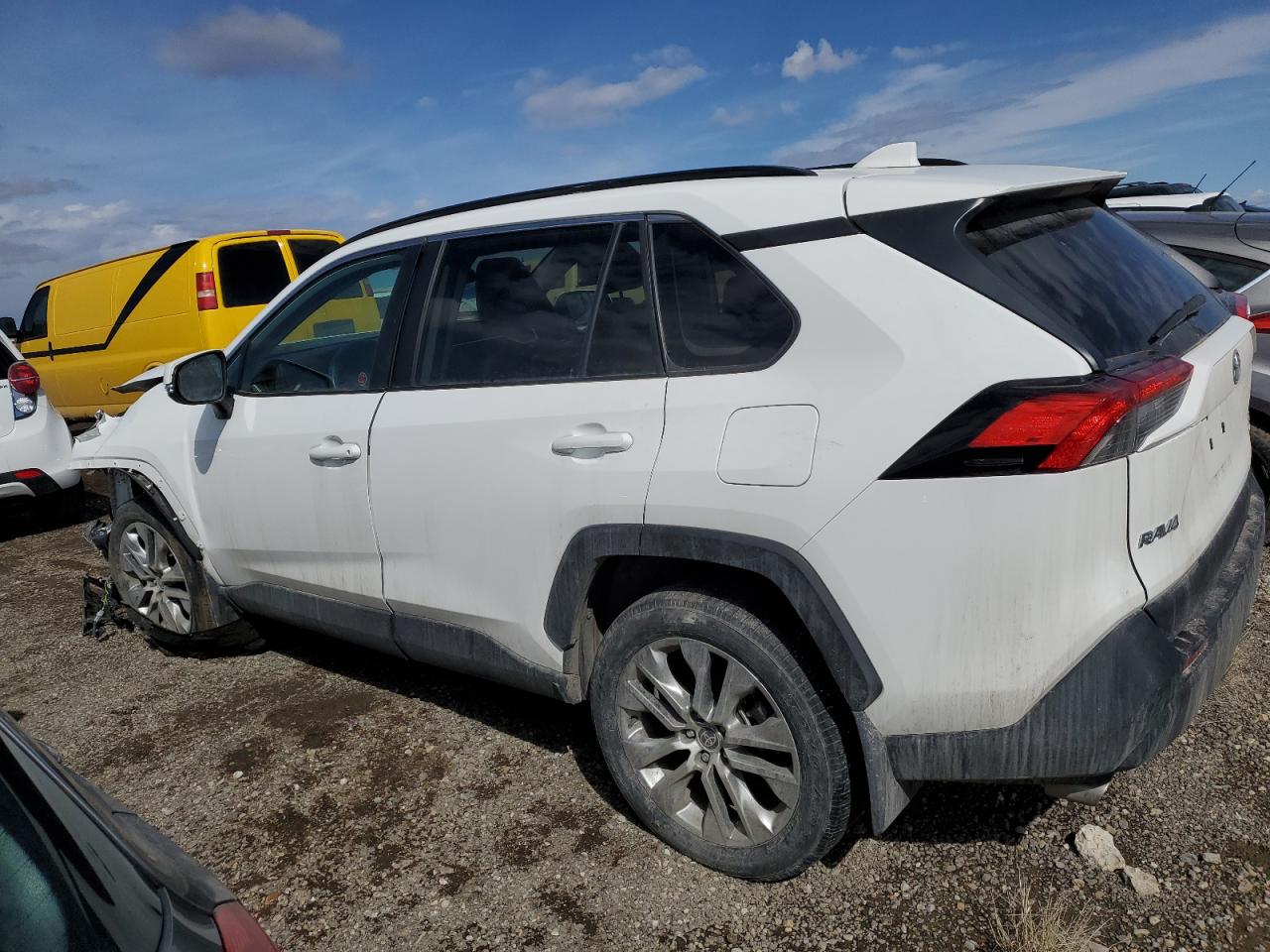 2021 TOYOTA RAV4 XLE — VIN 2T3R1RFVXMC208059 — photo 2