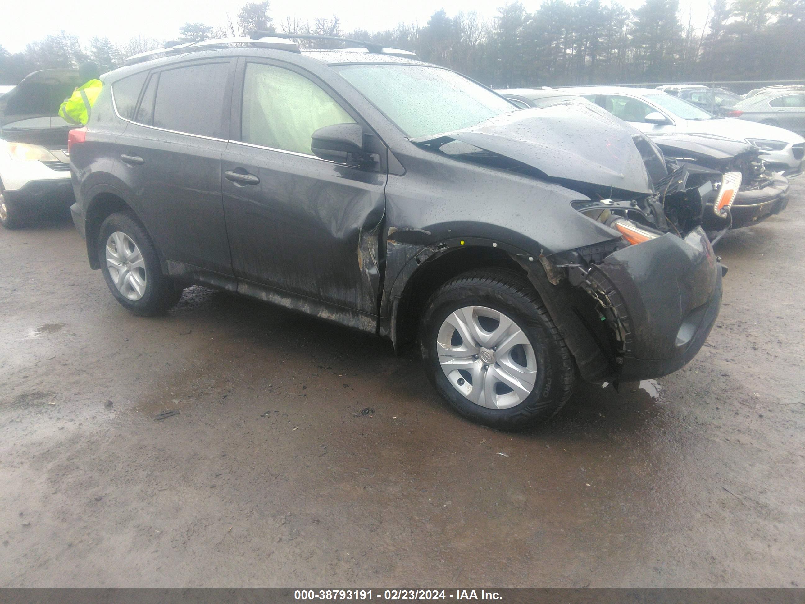 2015 TOYOTA RAV4 — VIN JTMBFREV6FD128924 — photo 1 of 15