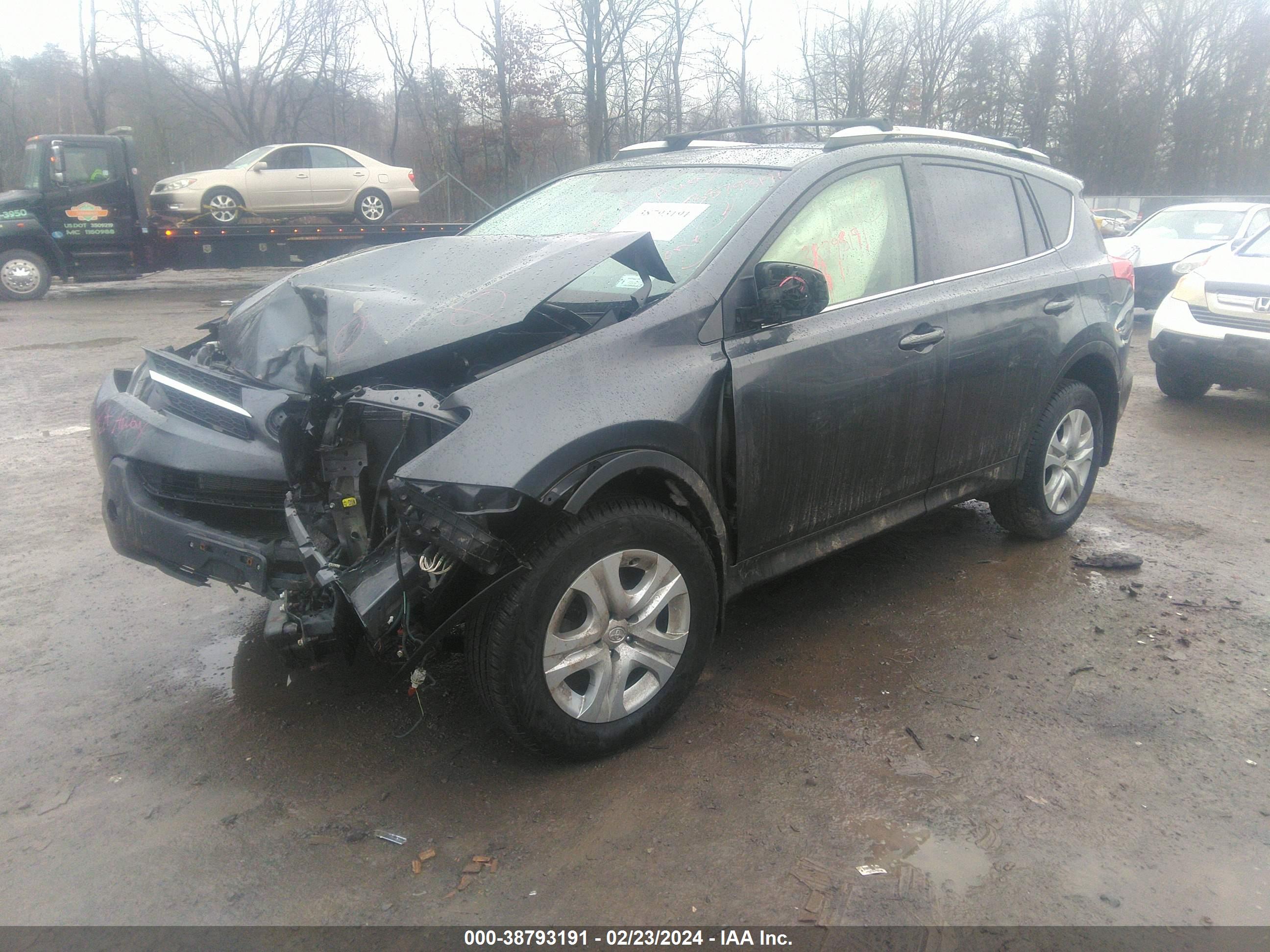 2015 TOYOTA RAV4 — VIN JTMBFREV6FD128924 — photo 2