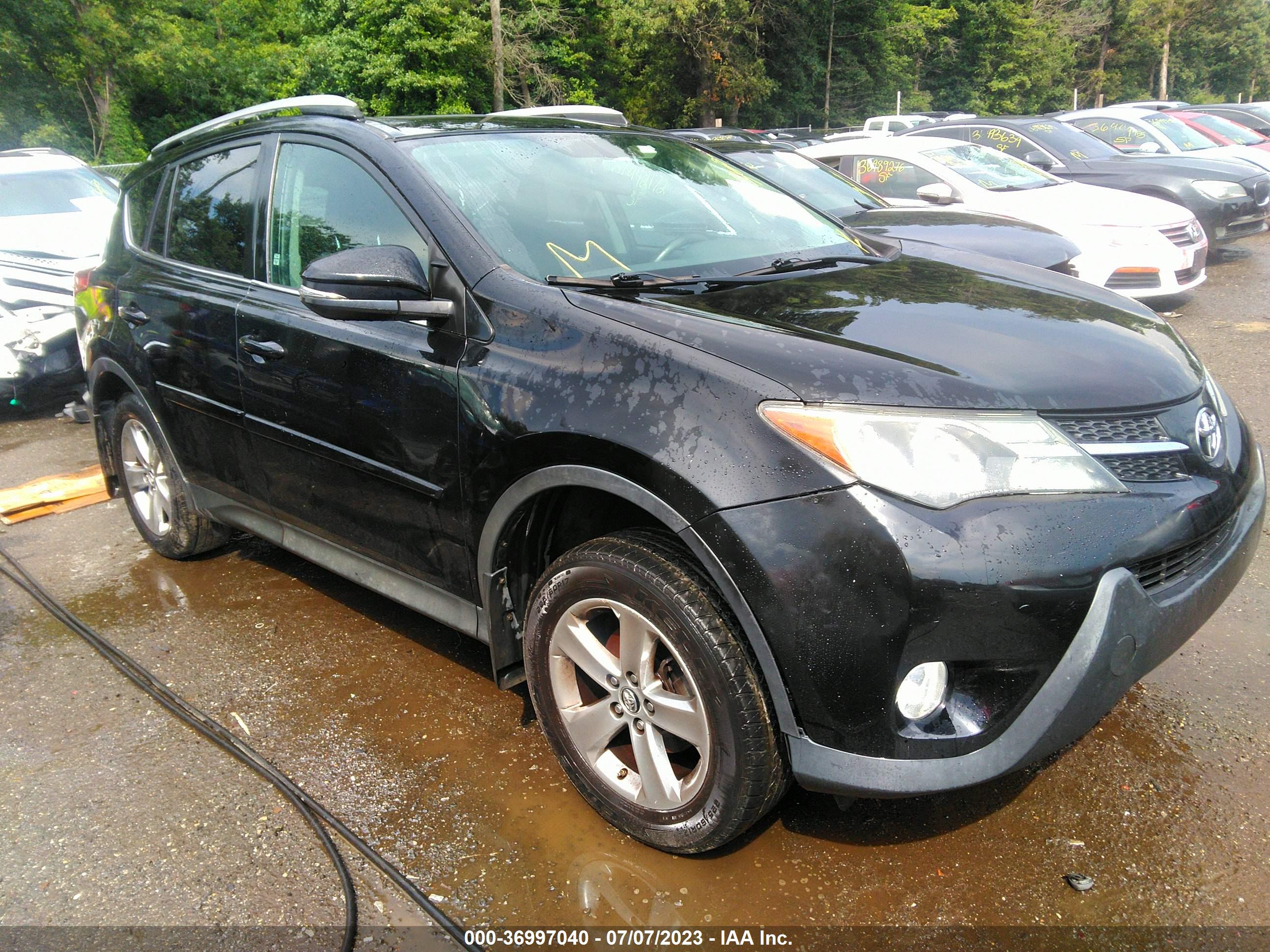 2015 TOYOTA RAV4 — VIN 2T3RFREV5FW320515 — photo 1 of 17