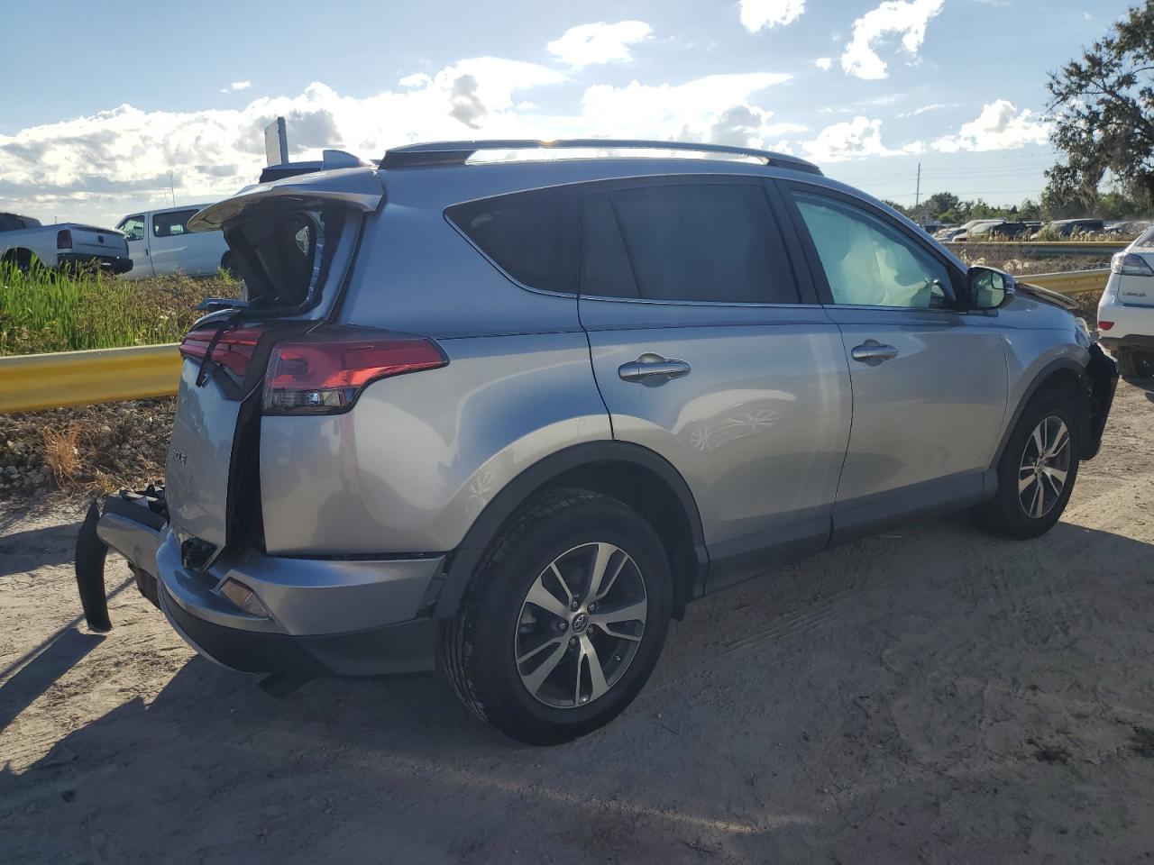 2017 TOYOTA RAV4 XLE — VIN 2T3WFREV5HW319869 — photo 3