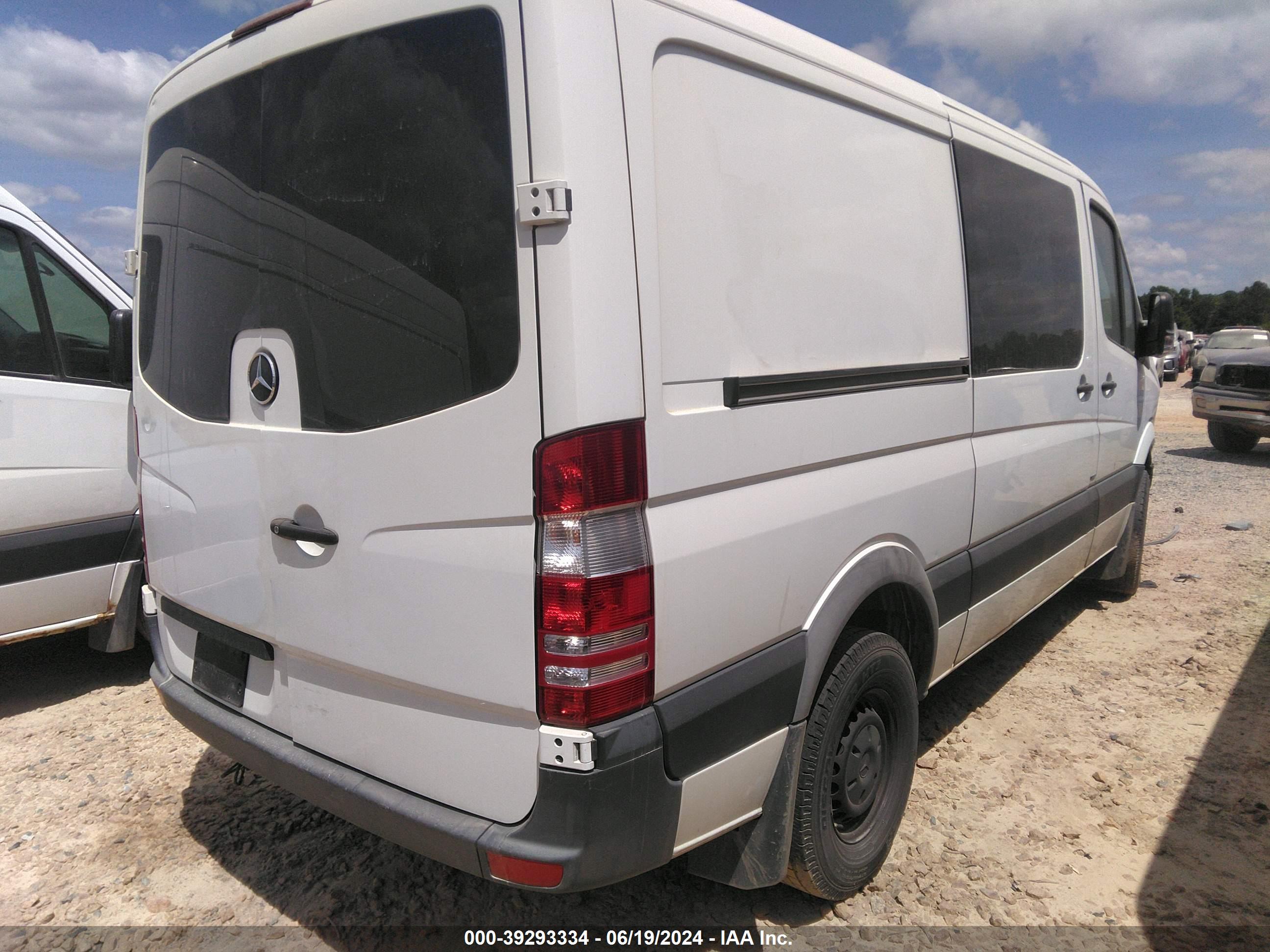 2016 MERCEDES-BENZ SPRINTER 2500 — VIN WD3PE7DDXGP340662 — photo 4