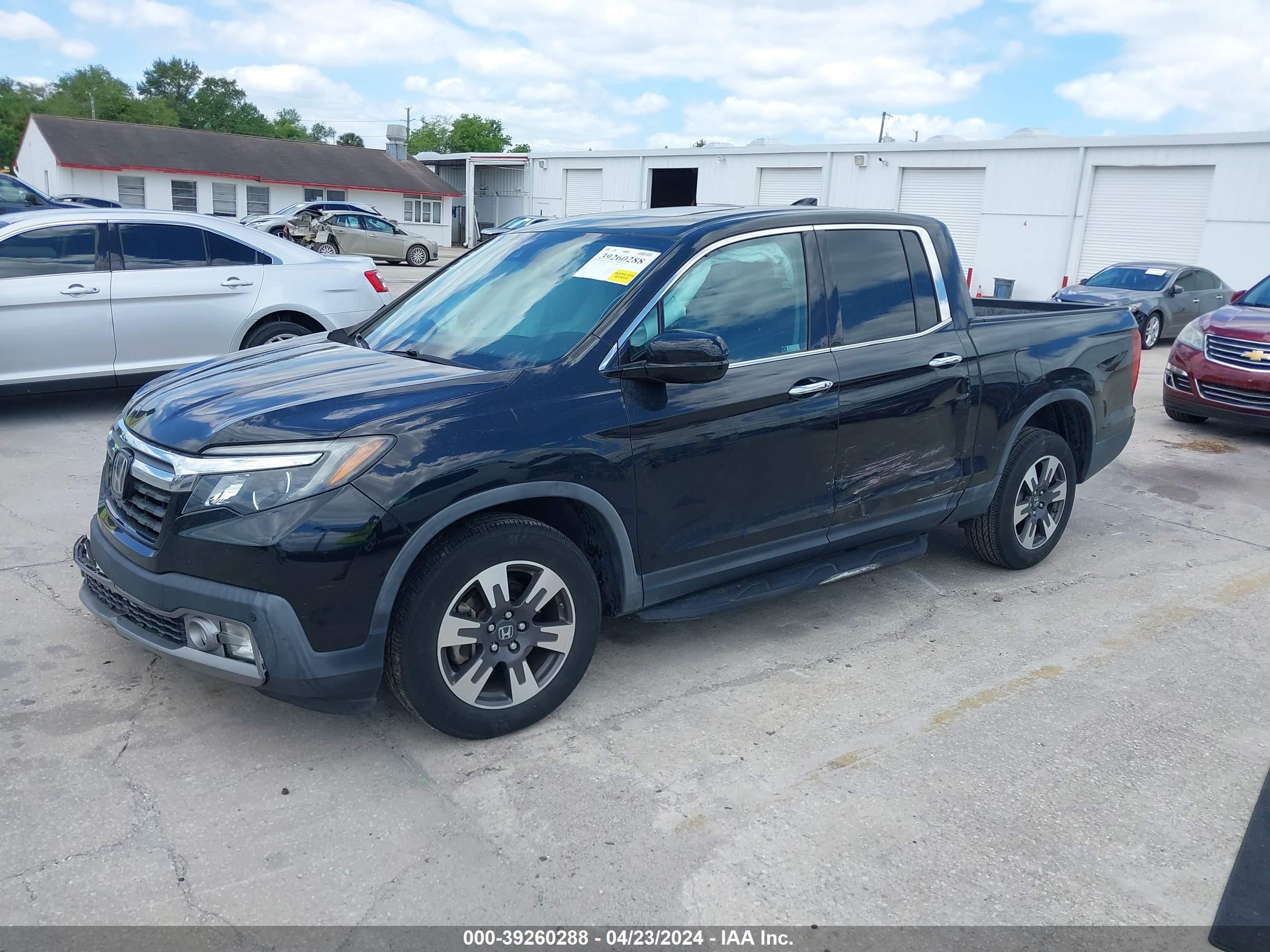 2019 HONDA RIDGELINE — VIN 5FPYK3F73KB036585 — photo 2
