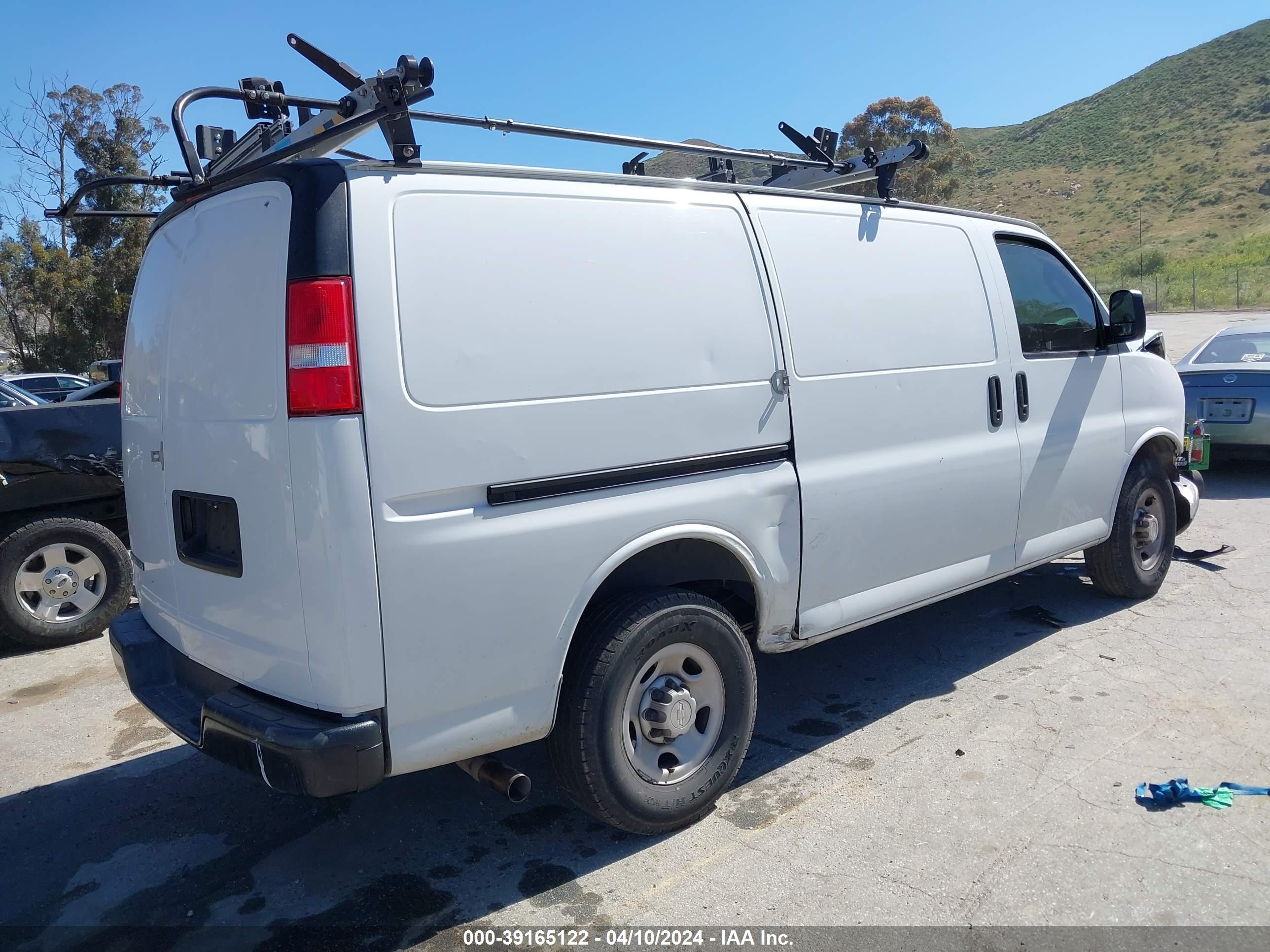 2018 CHEVROLET EXPRESS 2500 — VIN 1GCWGAFP4J1339520 — photo 4