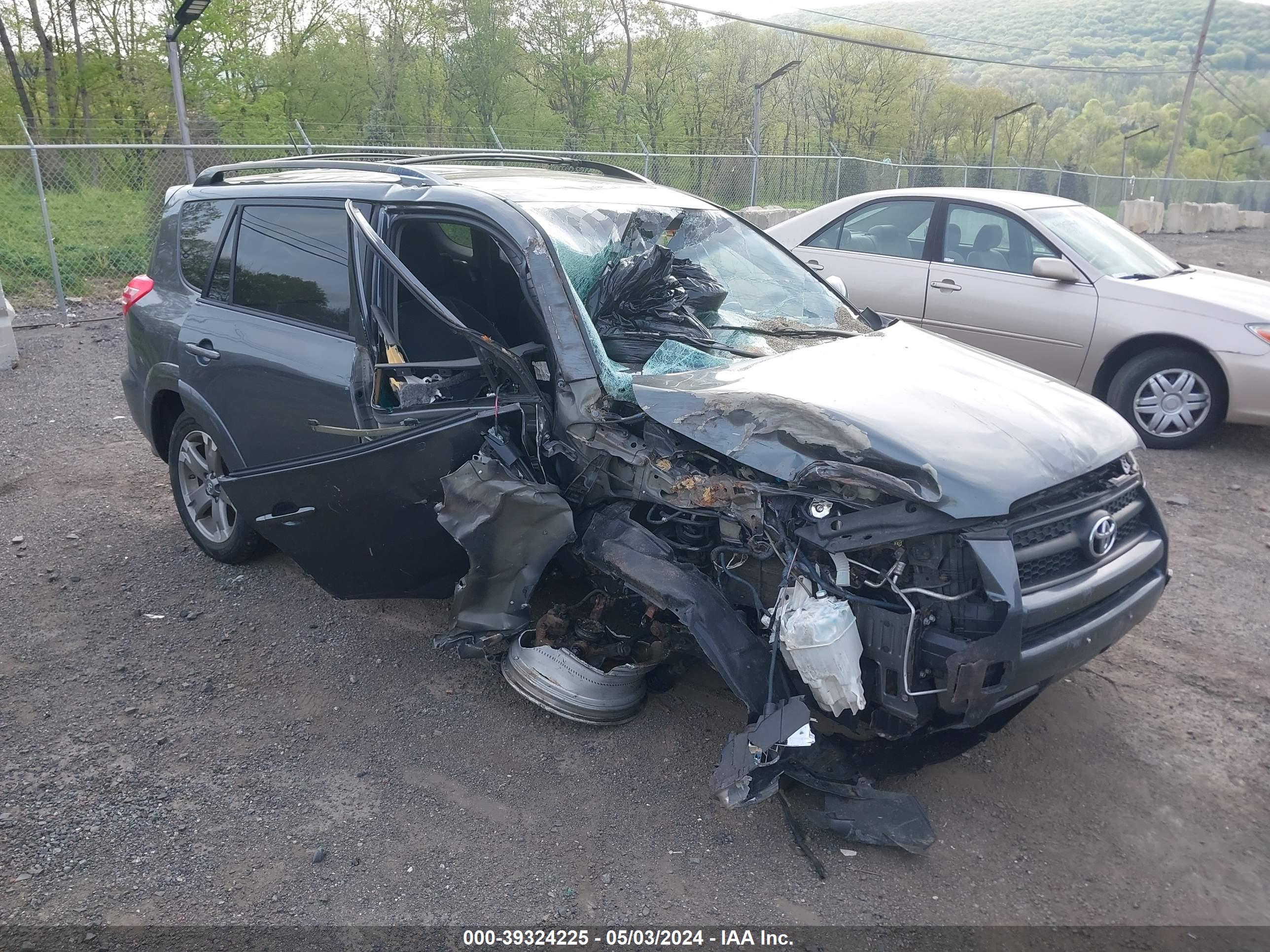 2011 TOYOTA RAV4 — VIN JTMRF4DV4B5044298 — photo 1 of 11