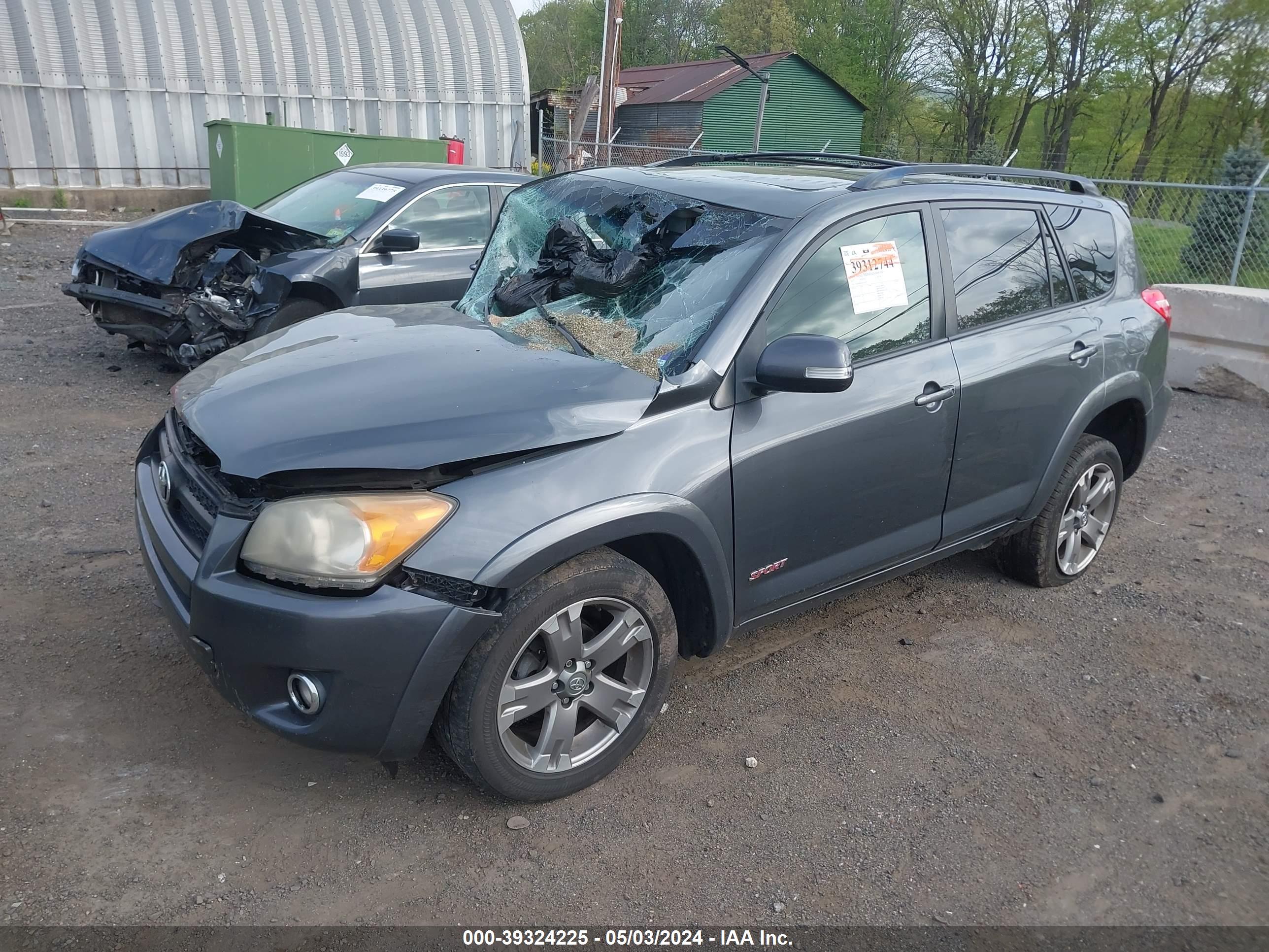 2011 TOYOTA RAV4 — VIN JTMRF4DV4B5044298 — photo 2