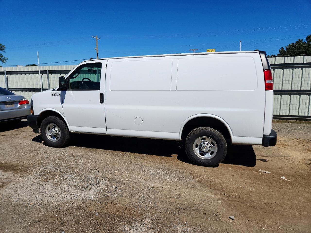 2022 CHEVROLET Express — VIN 1GCWGAFP9N1180791 — photo 2