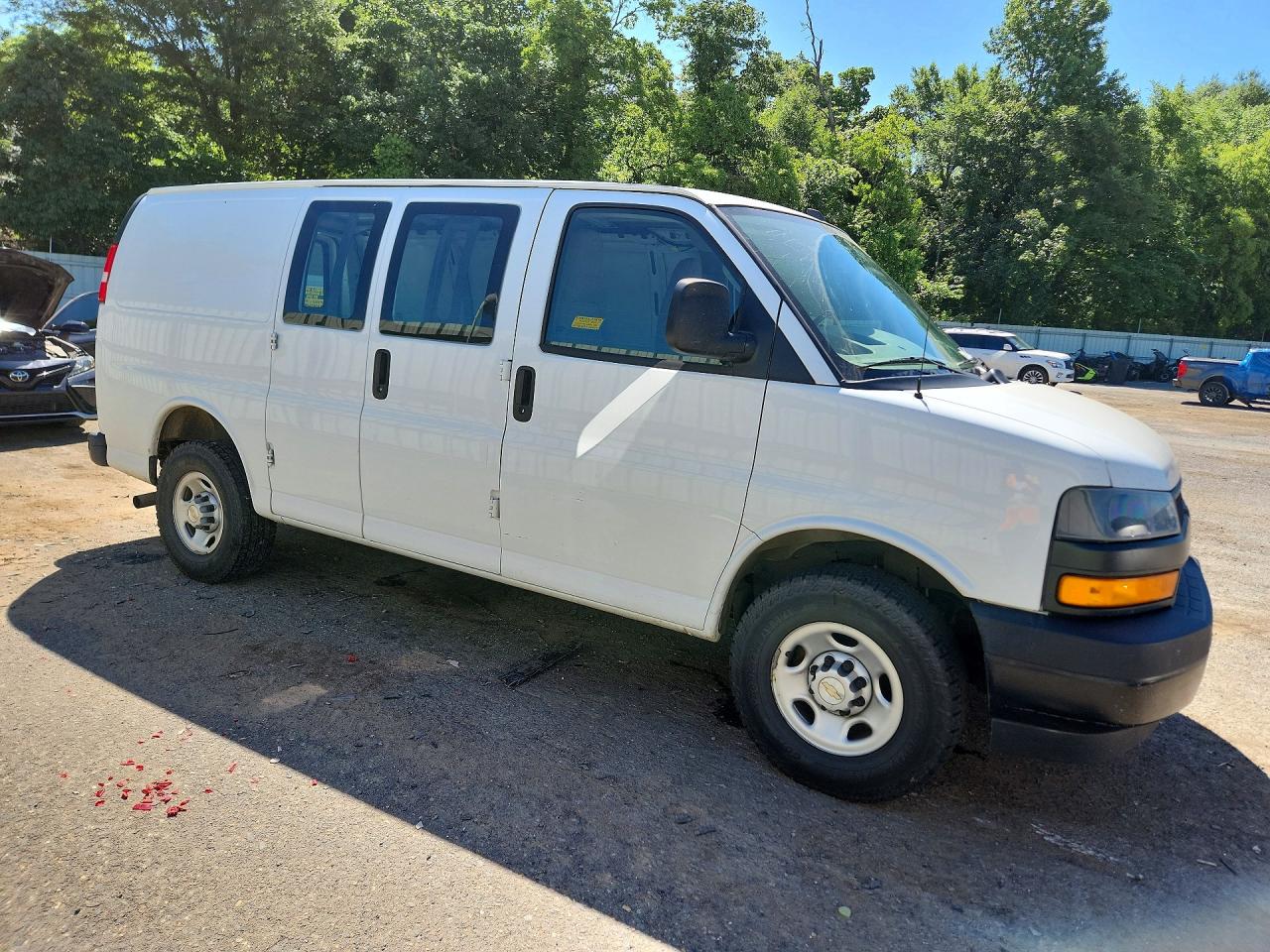 2022 CHEVROLET Express — VIN 1GCWGAFP9N1180791 — photo 4