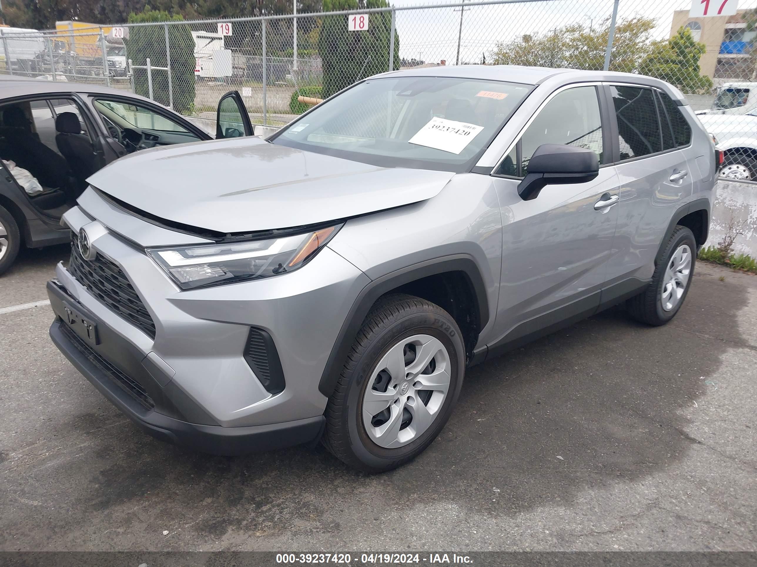 2024 TOYOTA RAV4 — VIN JTMH1RFV7RD115272 — photo 2