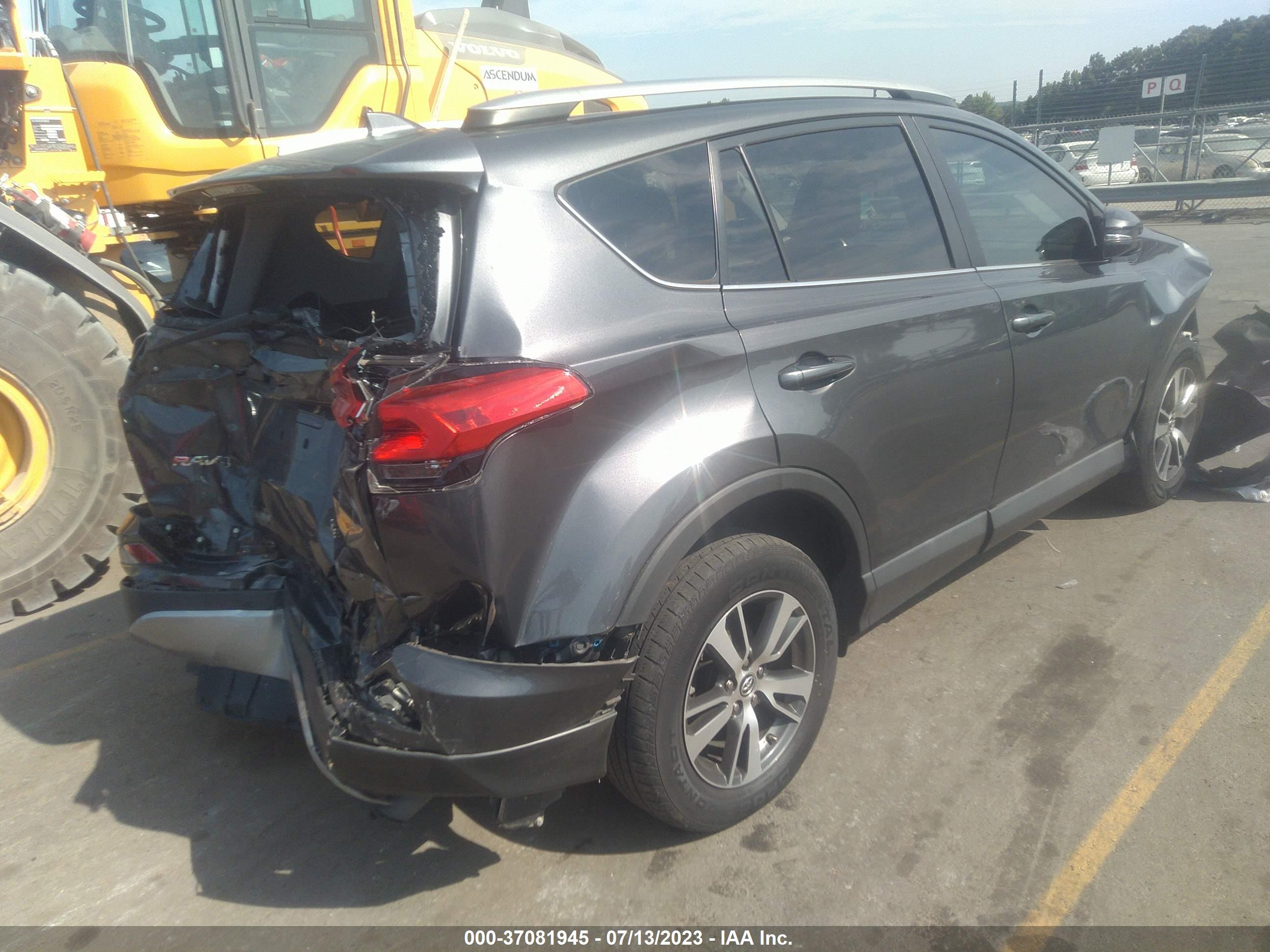 2018 TOYOTA RAV4 — VIN 2T3WFREV3JW502127 — photo 4