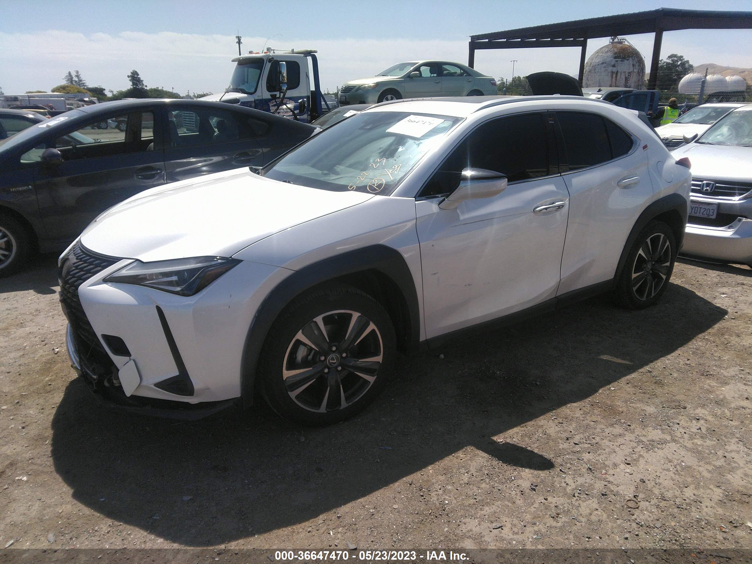 2019 LEXUS UX 200 — VIN JTHY3JBH1K2015888 — photo 2