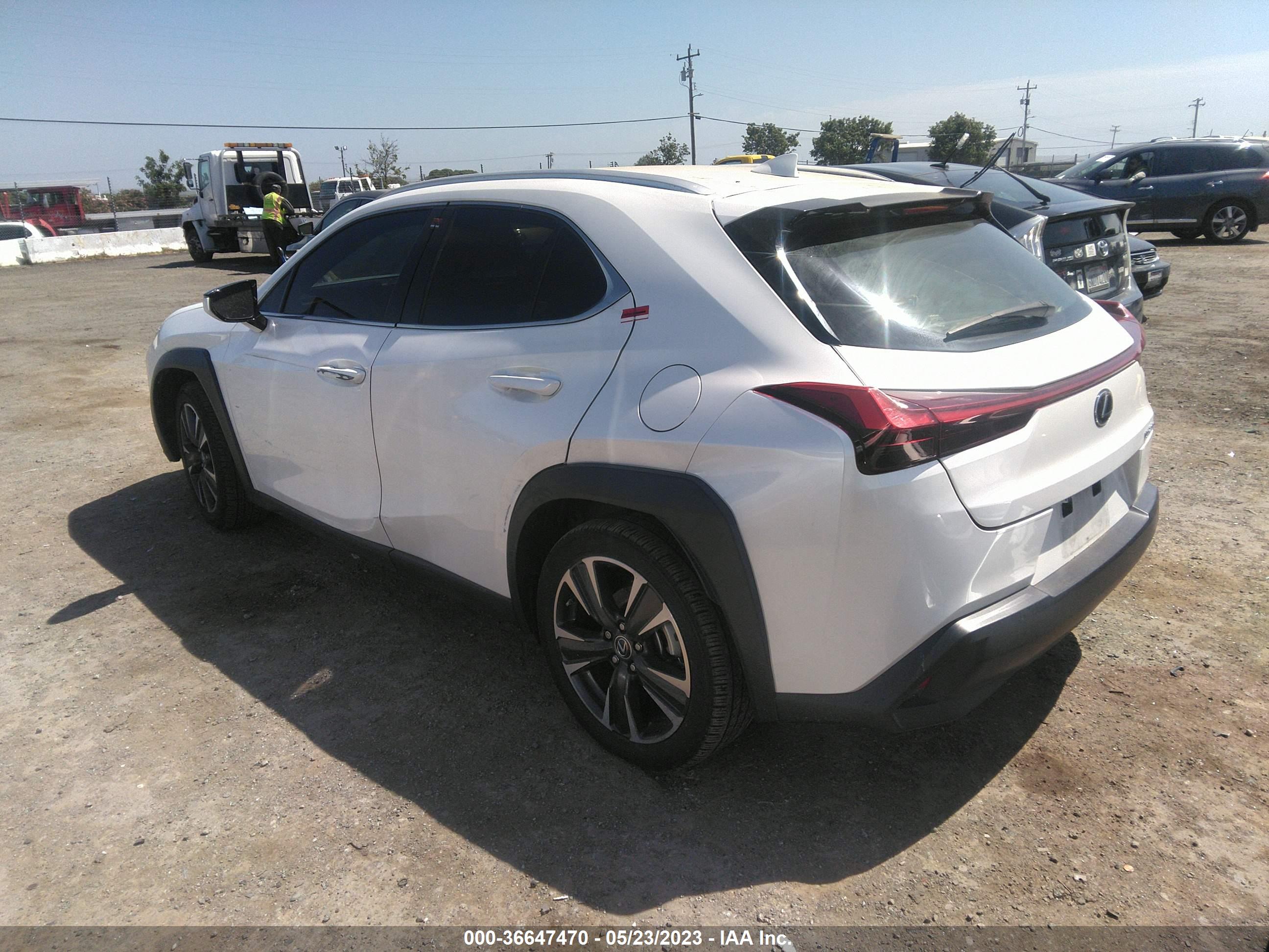 2019 LEXUS UX 200 — VIN JTHY3JBH1K2015888 — photo 3