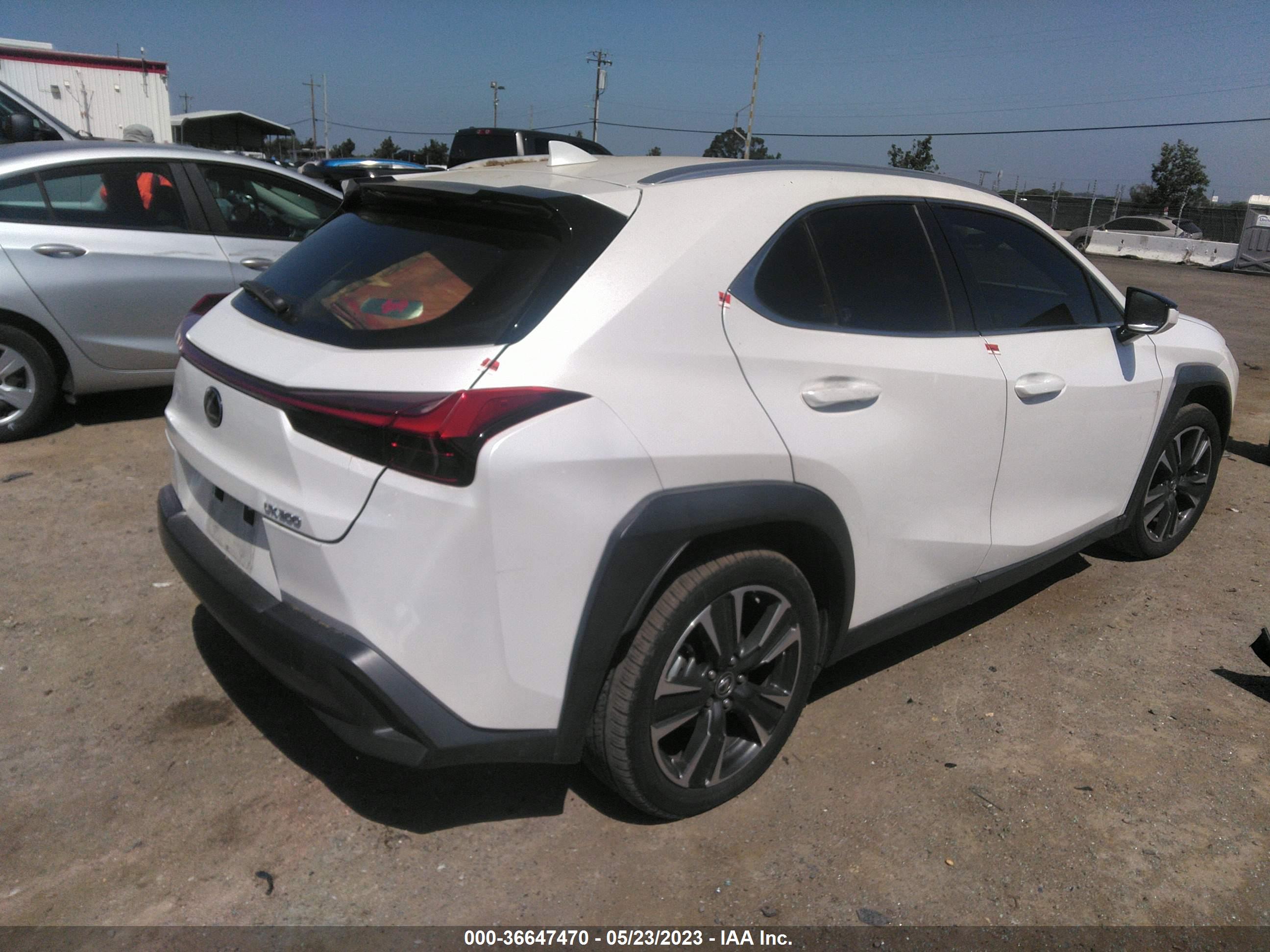 2019 LEXUS UX 200 — VIN JTHY3JBH1K2015888 — photo 4