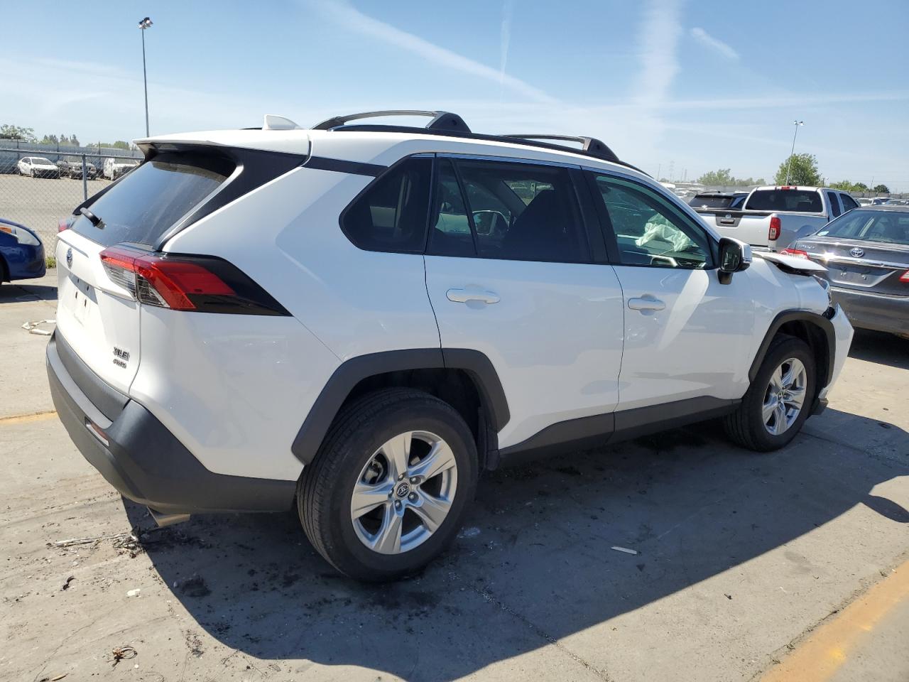 2020 TOYOTA RAV4 XLE — VIN 2T3P1RFV3LC061959 — photo 3