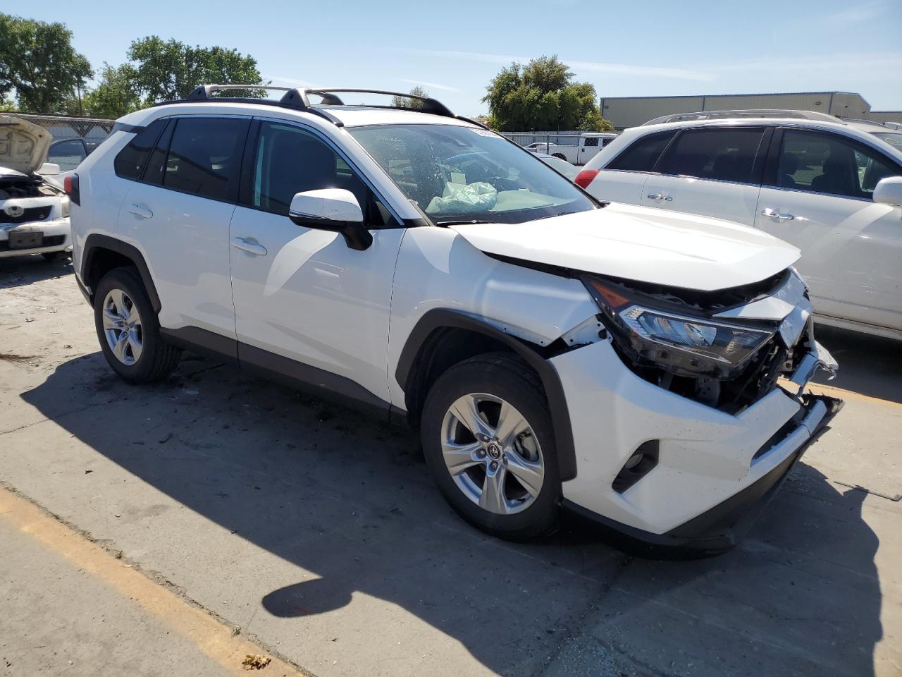 2020 TOYOTA RAV4 XLE — VIN 2T3P1RFV3LC061959 — photo 4