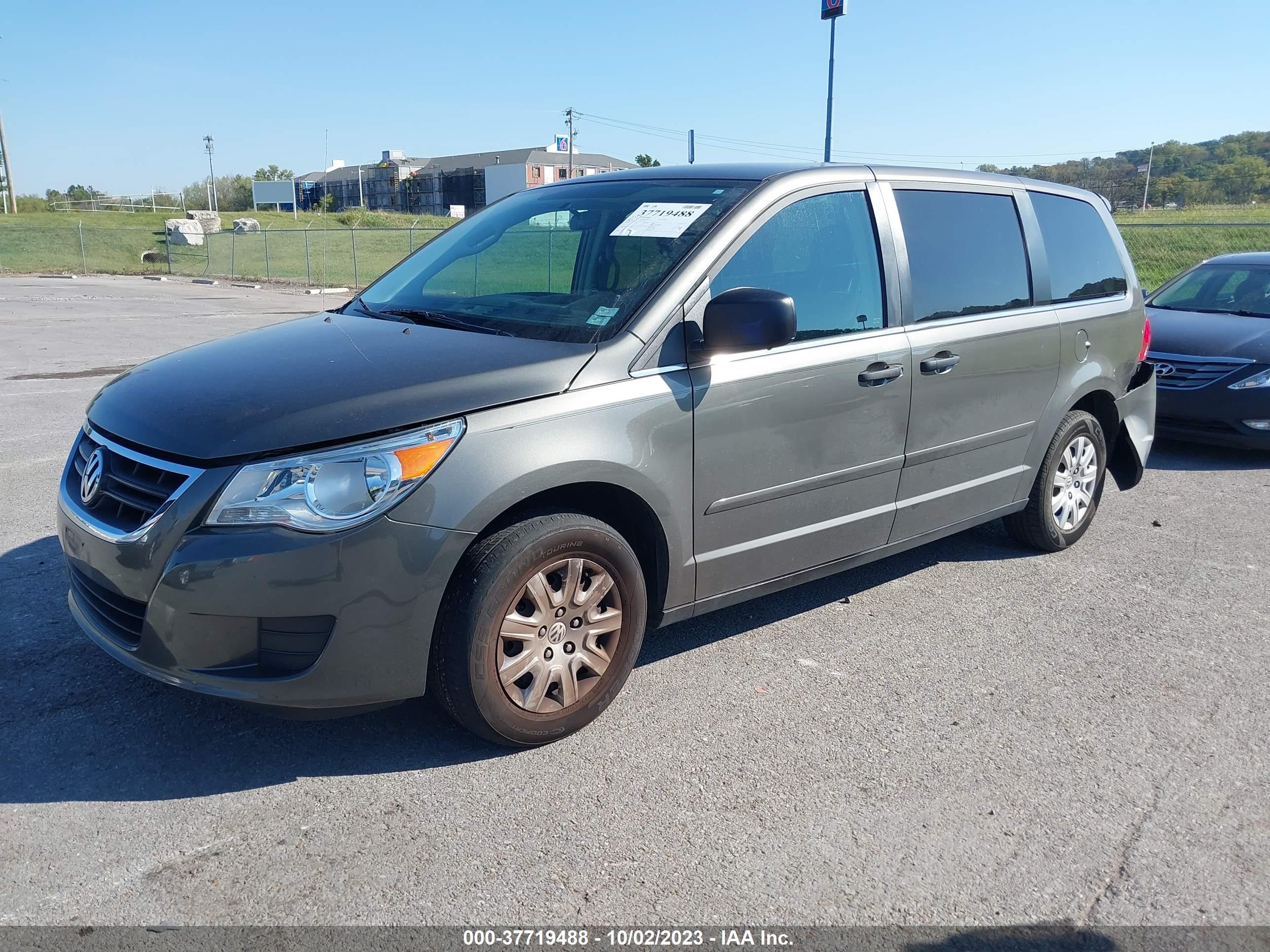 2010 VOLKSWAGEN ROUTAN — VIN 2V4RW4D14AR237278 — photo 2