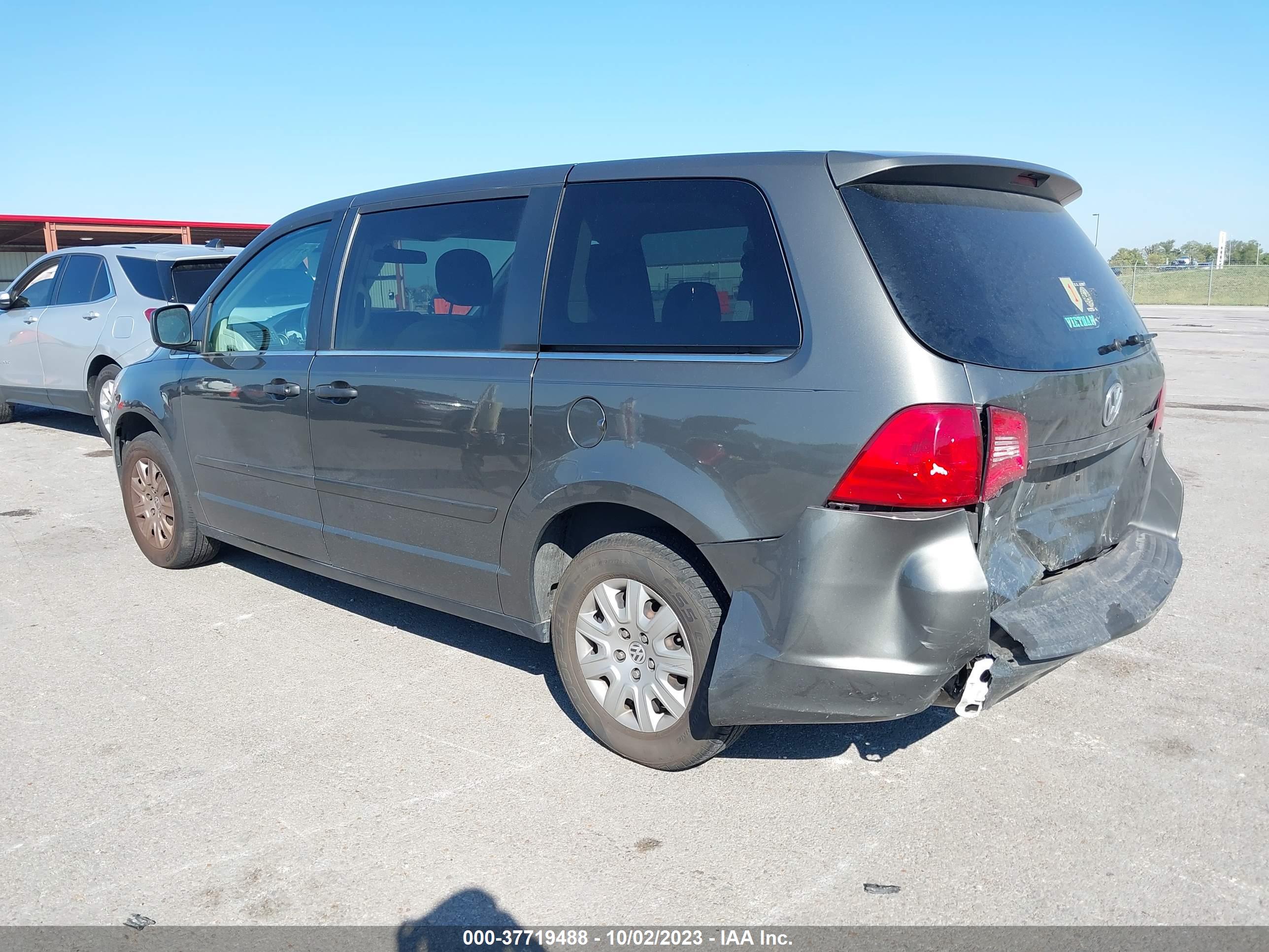 2010 VOLKSWAGEN ROUTAN — VIN 2V4RW4D14AR237278 — photo 3