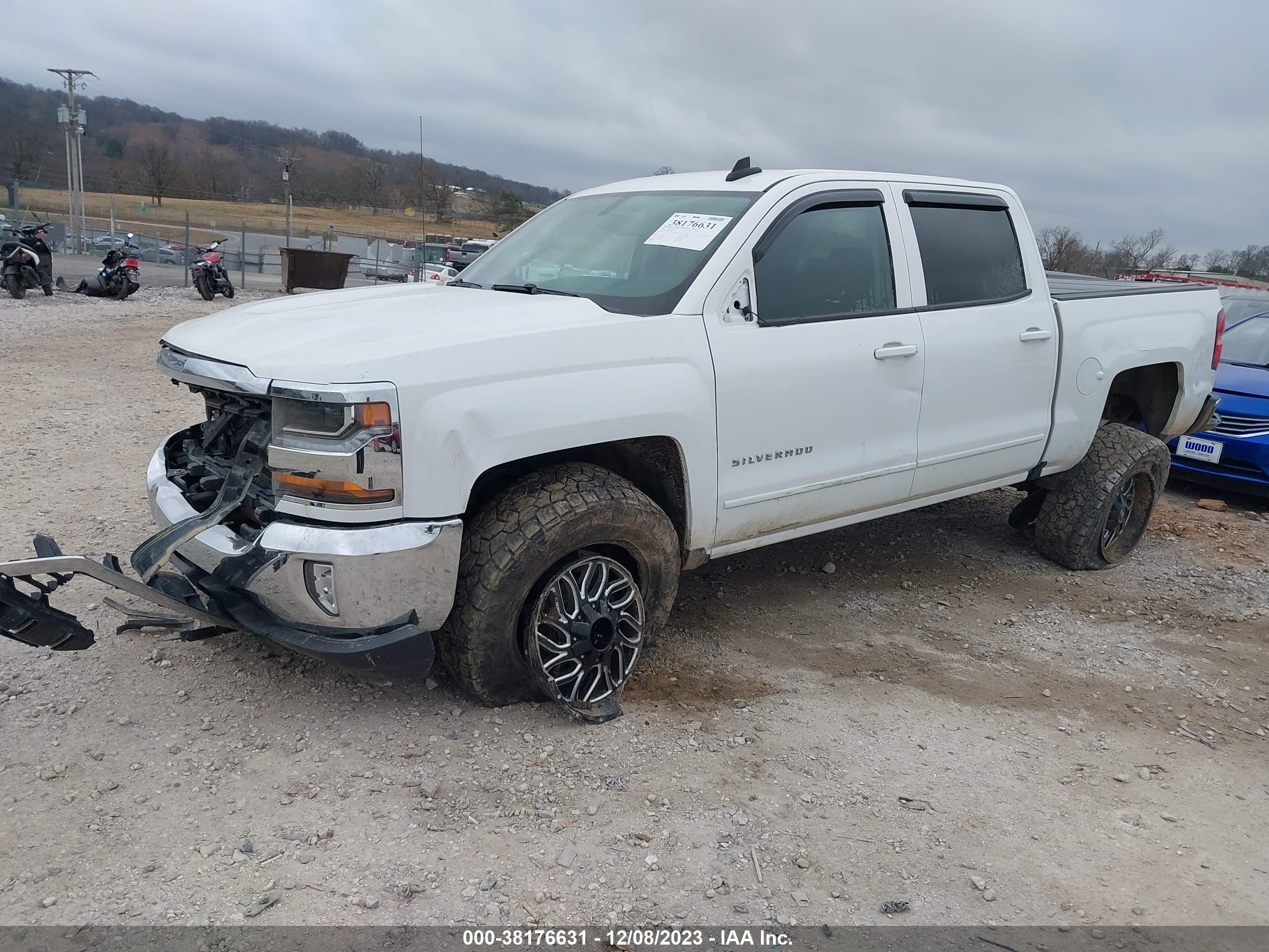 2016 CHEVROLET SILVERADO 1500 — VIN 3GCUKREC7GG375876 — photo 2