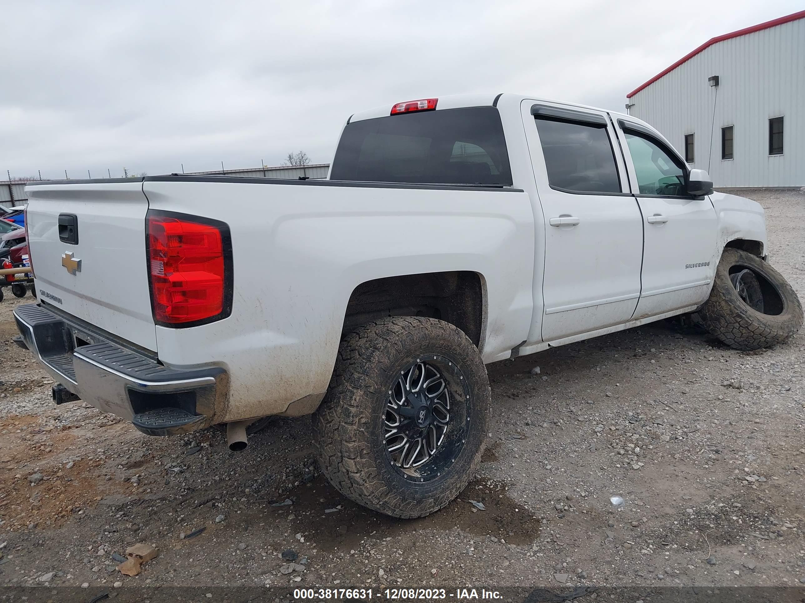 2016 CHEVROLET SILVERADO 1500 — VIN 3GCUKREC7GG375876 — photo 4