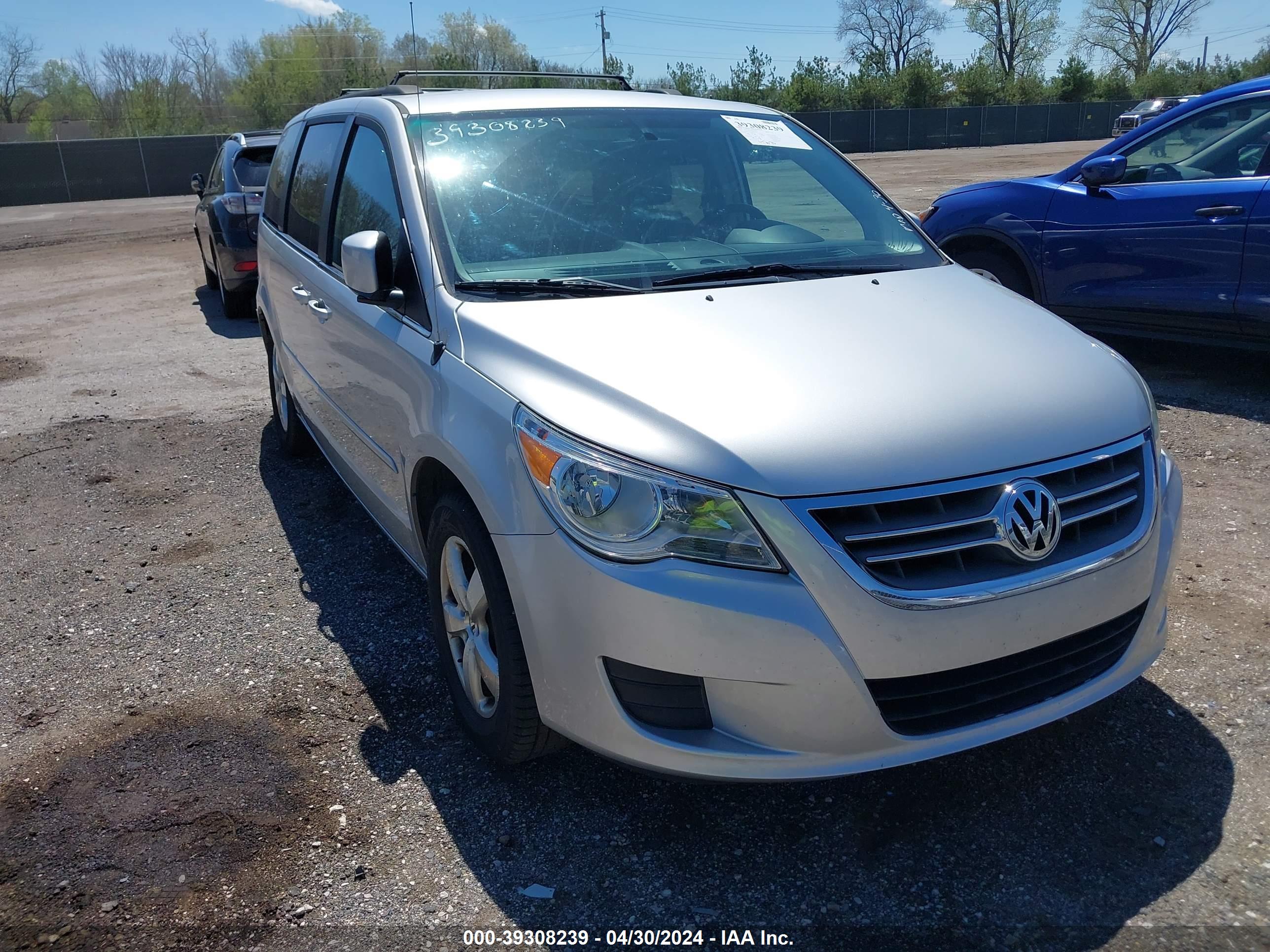 2011 VOLKSWAGEN ROUTAN — VIN 2V4RW3DG3BR642080 — photo 1 of 16