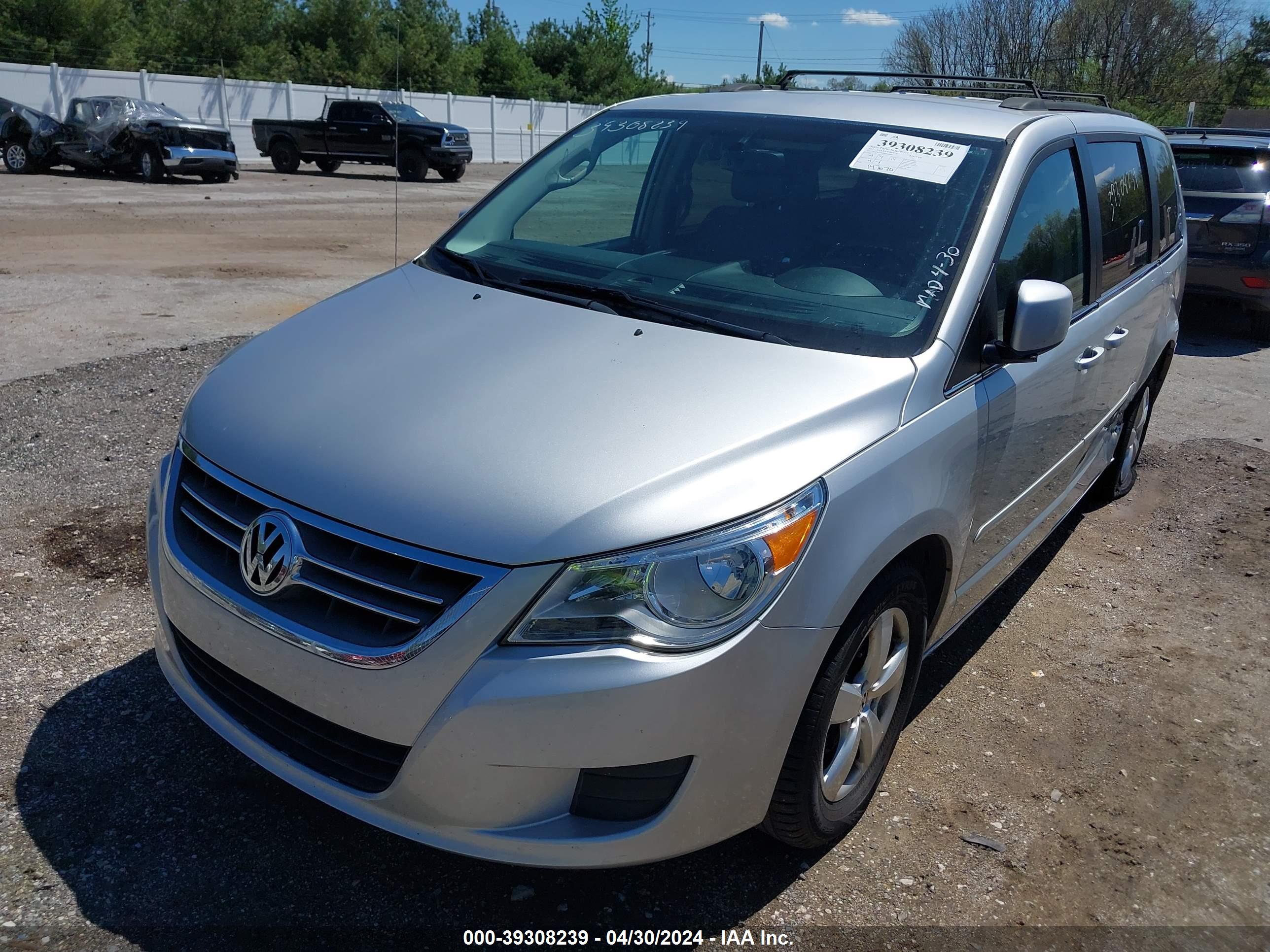2011 VOLKSWAGEN ROUTAN — VIN 2V4RW3DG3BR642080 — photo 2
