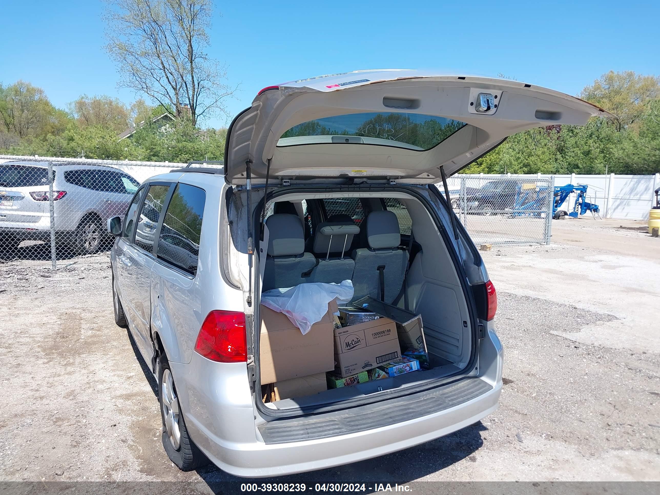 2011 VOLKSWAGEN ROUTAN — VIN 2V4RW3DG3BR642080 — photo 3