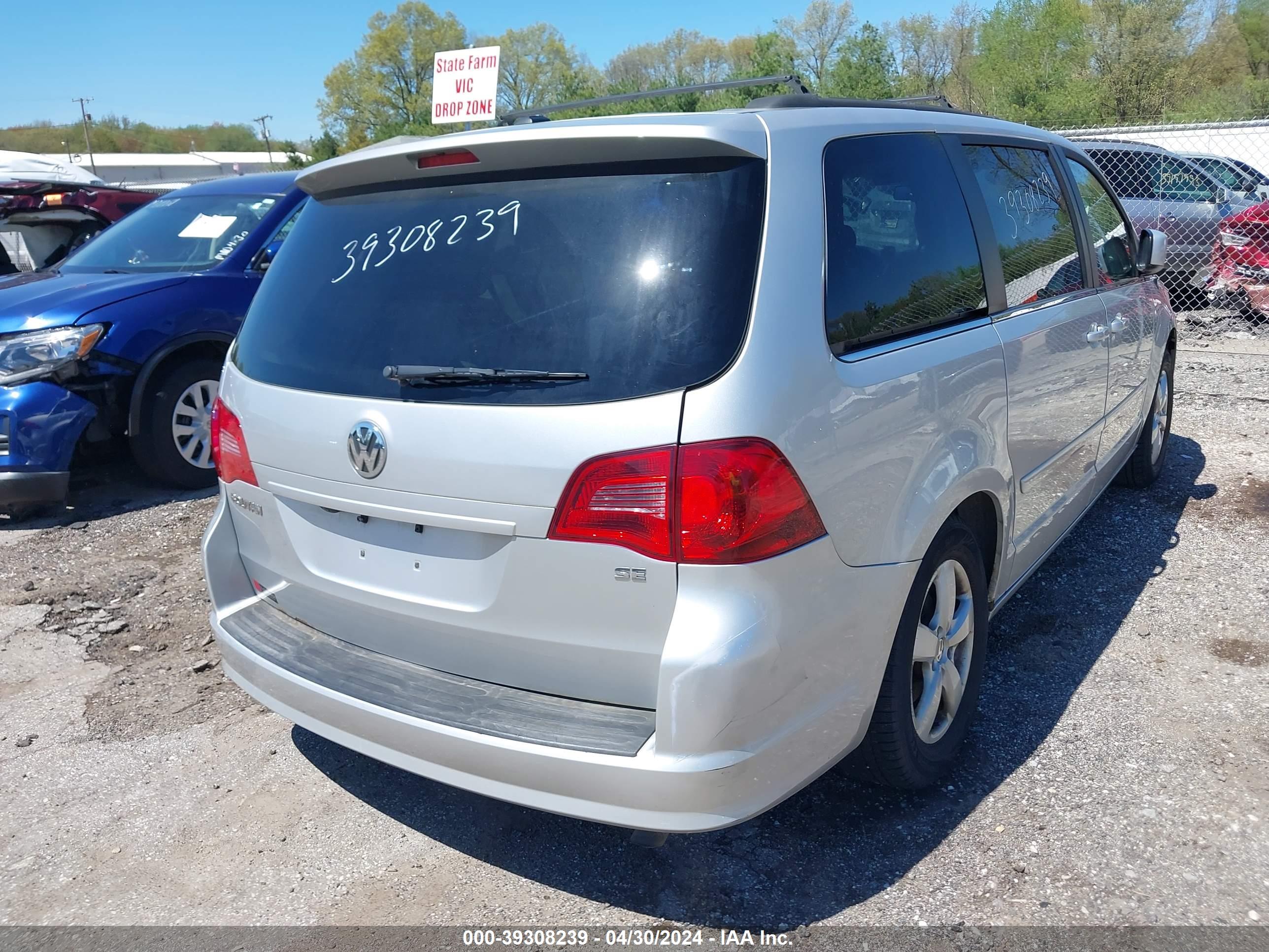 2011 VOLKSWAGEN ROUTAN — VIN 2V4RW3DG3BR642080 — photo 4