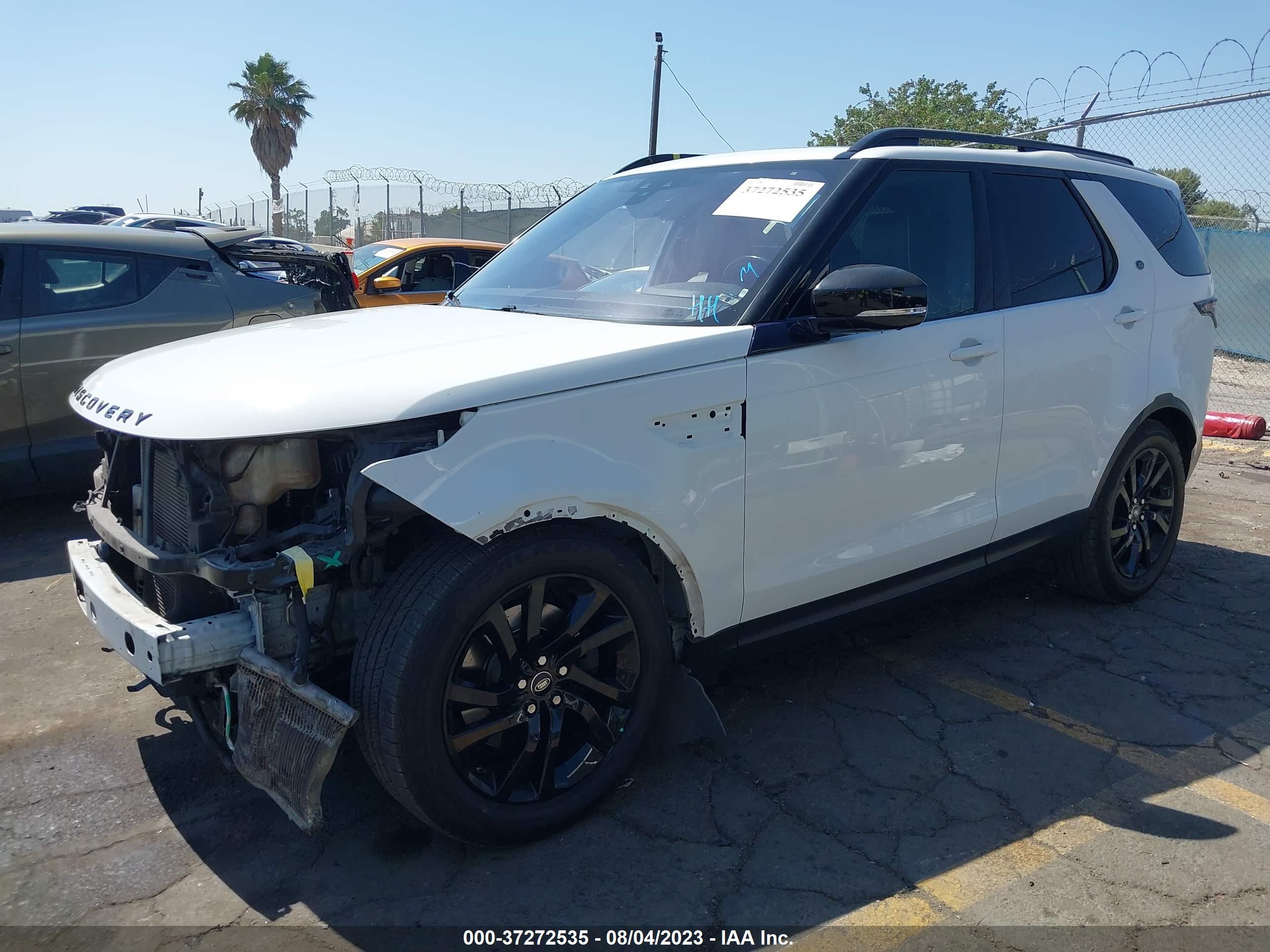 2017 LAND ROVER DISCOVERY — VIN SALRHBBV0HA025046 — photo 2