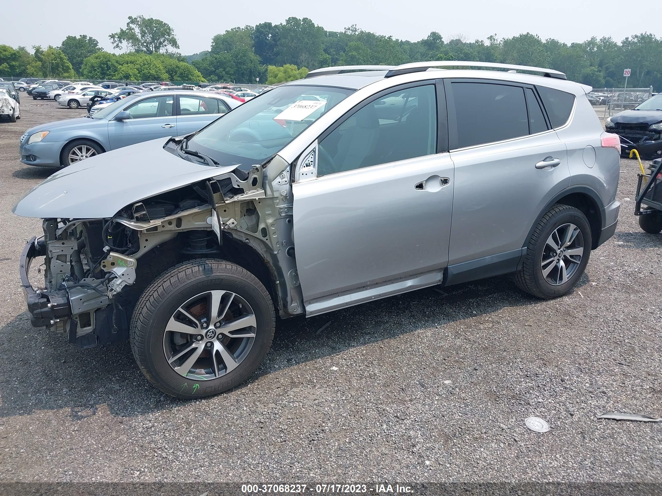 2017 TOYOTA RAV4 — VIN 2T3RFREV5HW609087 — photo 2
