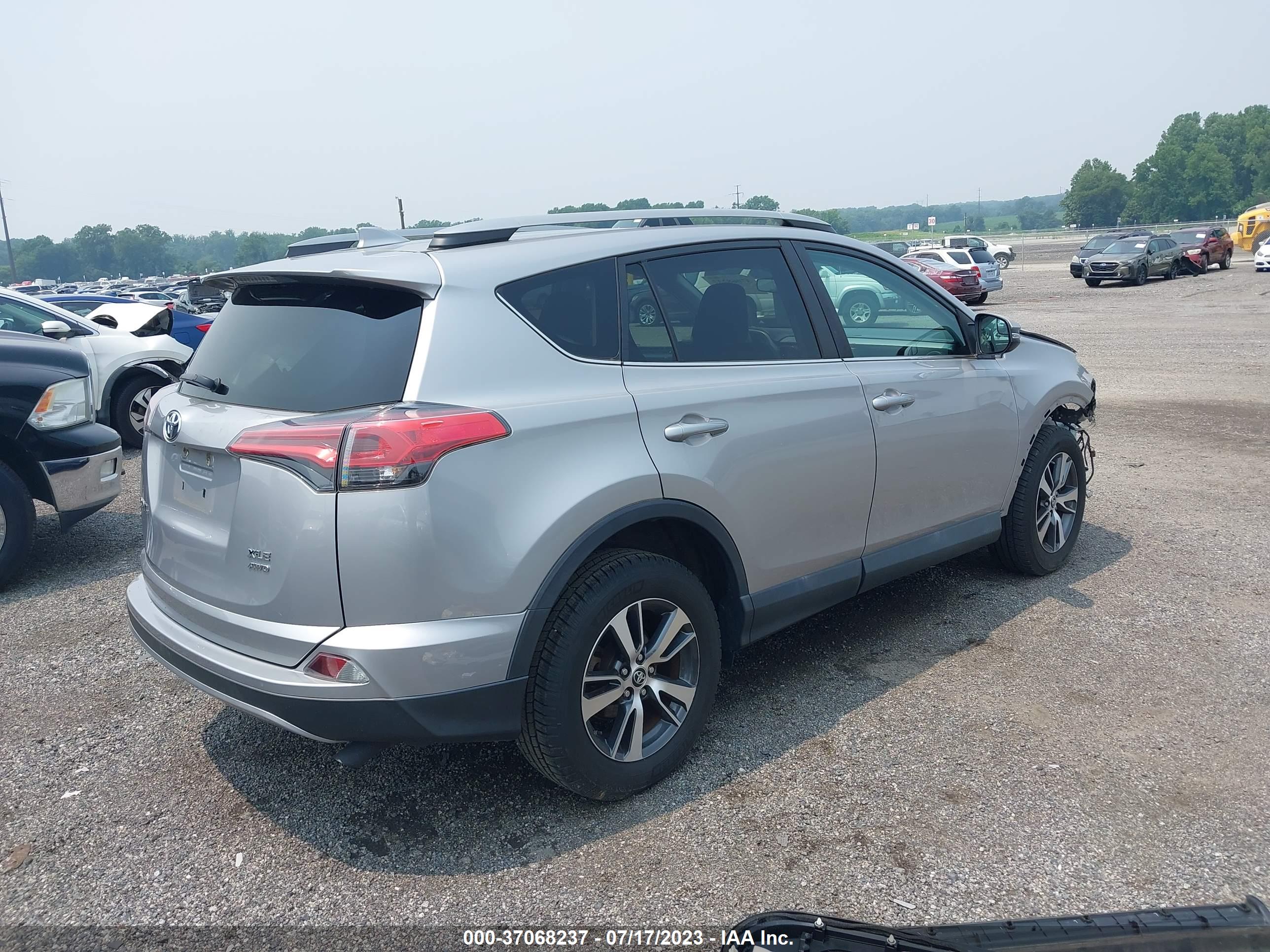 2017 TOYOTA RAV4 — VIN 2T3RFREV5HW609087 — photo 4