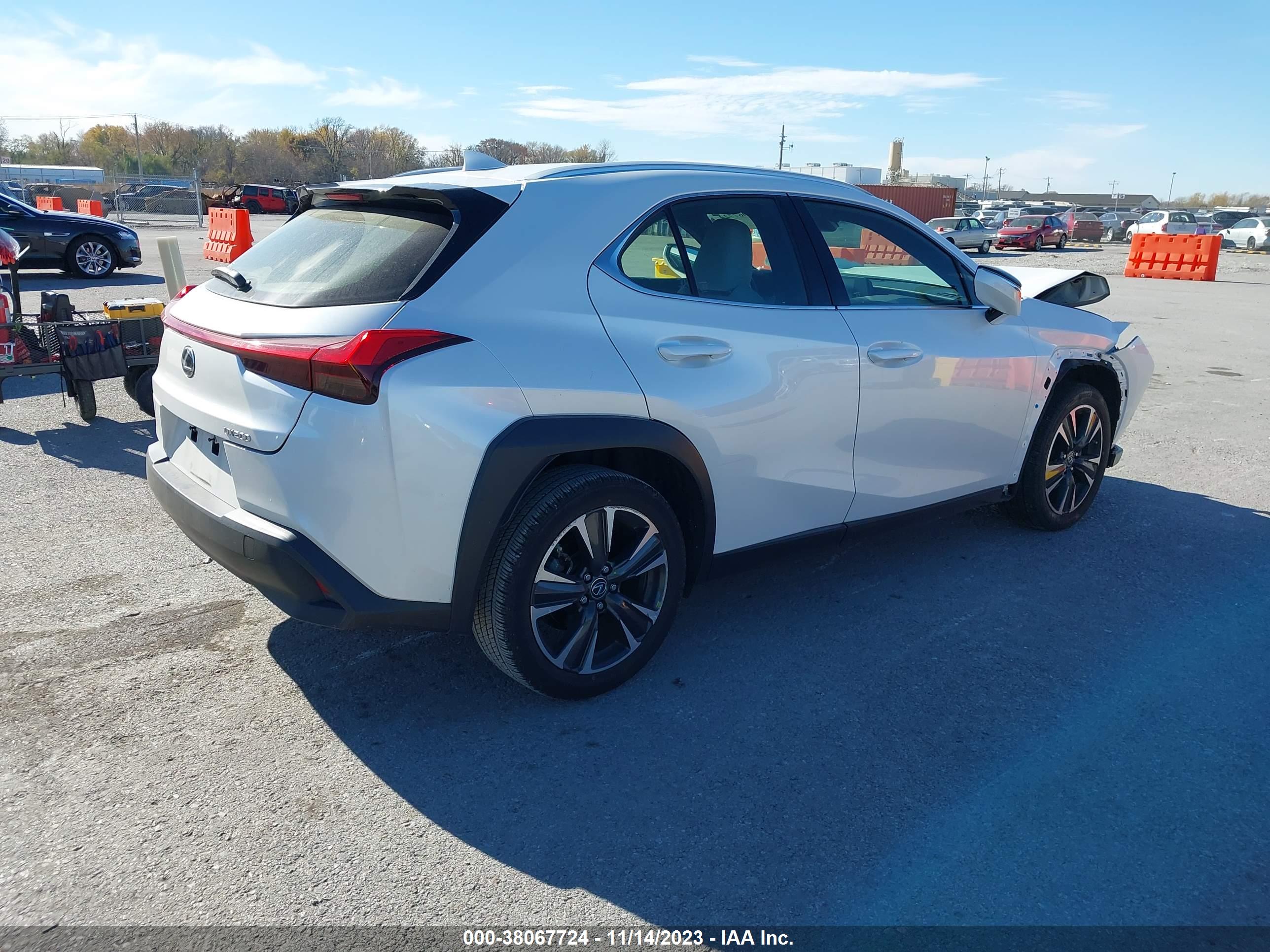 2019 LEXUS UX 200 — VIN JTHY3JBH6K2020780 — photo 4