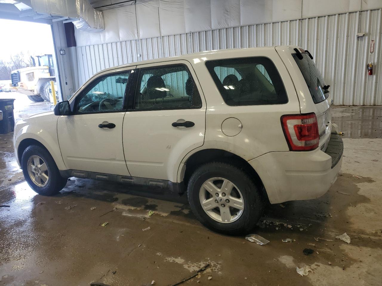 2011 FORD ESCAPE XLS — VIN 1FMCU9C7XBKC64263 — photo 2