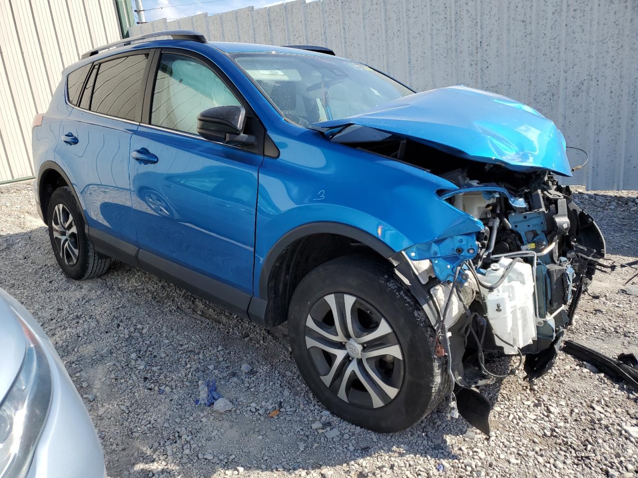2017 TOYOTA RAV4 LE — VIN 2T3ZFREV2HW369559 — photo 4