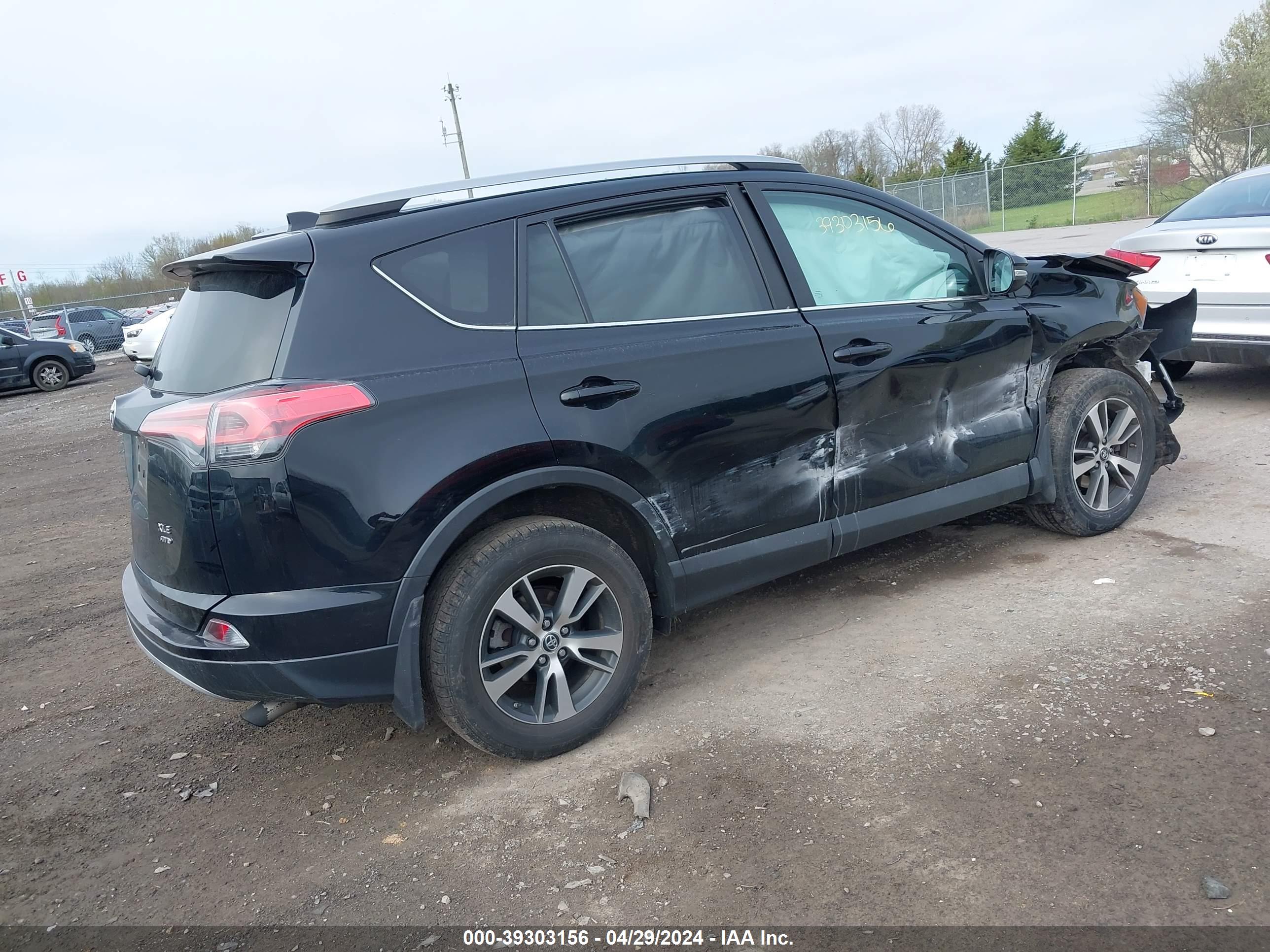 2018 TOYOTA RAV4 — VIN 2T3RFREV7JW781921 — photo 4