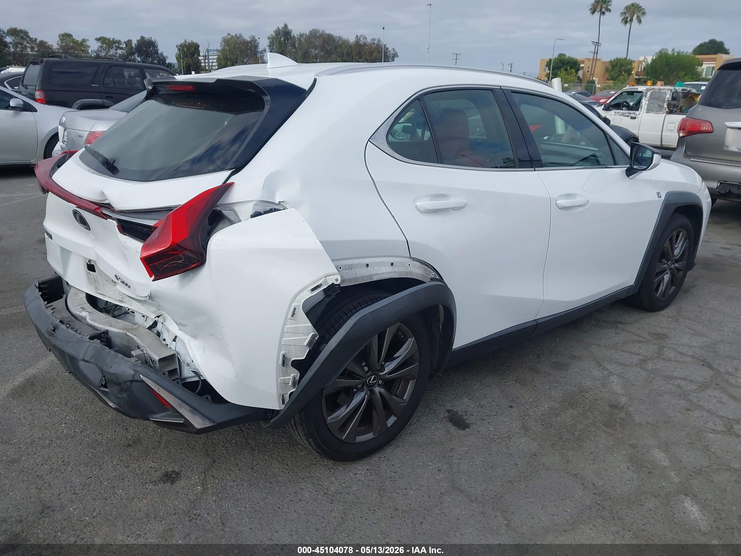 2019 LEXUS UX — VIN JTHY3JBHXK2002881 — photo 4