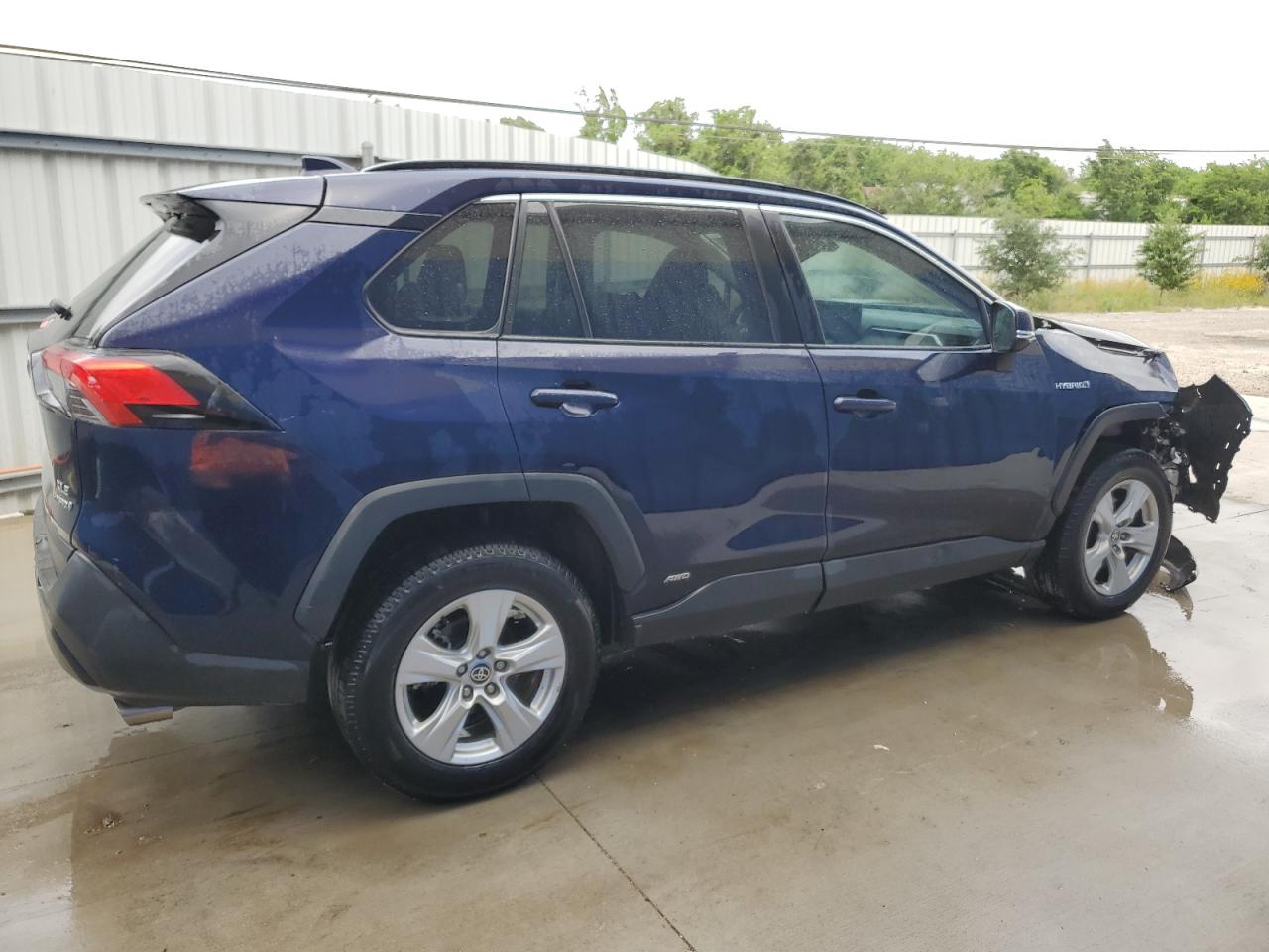2021 TOYOTA RAV4 XLE — VIN 4T3RWRFV2MU018062 — photo 3