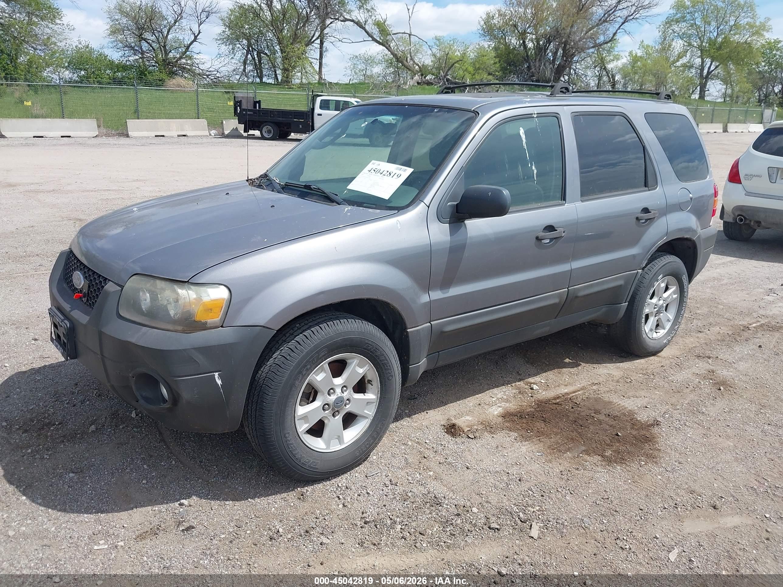 2007 FORD Escape — VIN 1FMYU93107KA24812 — photo 2